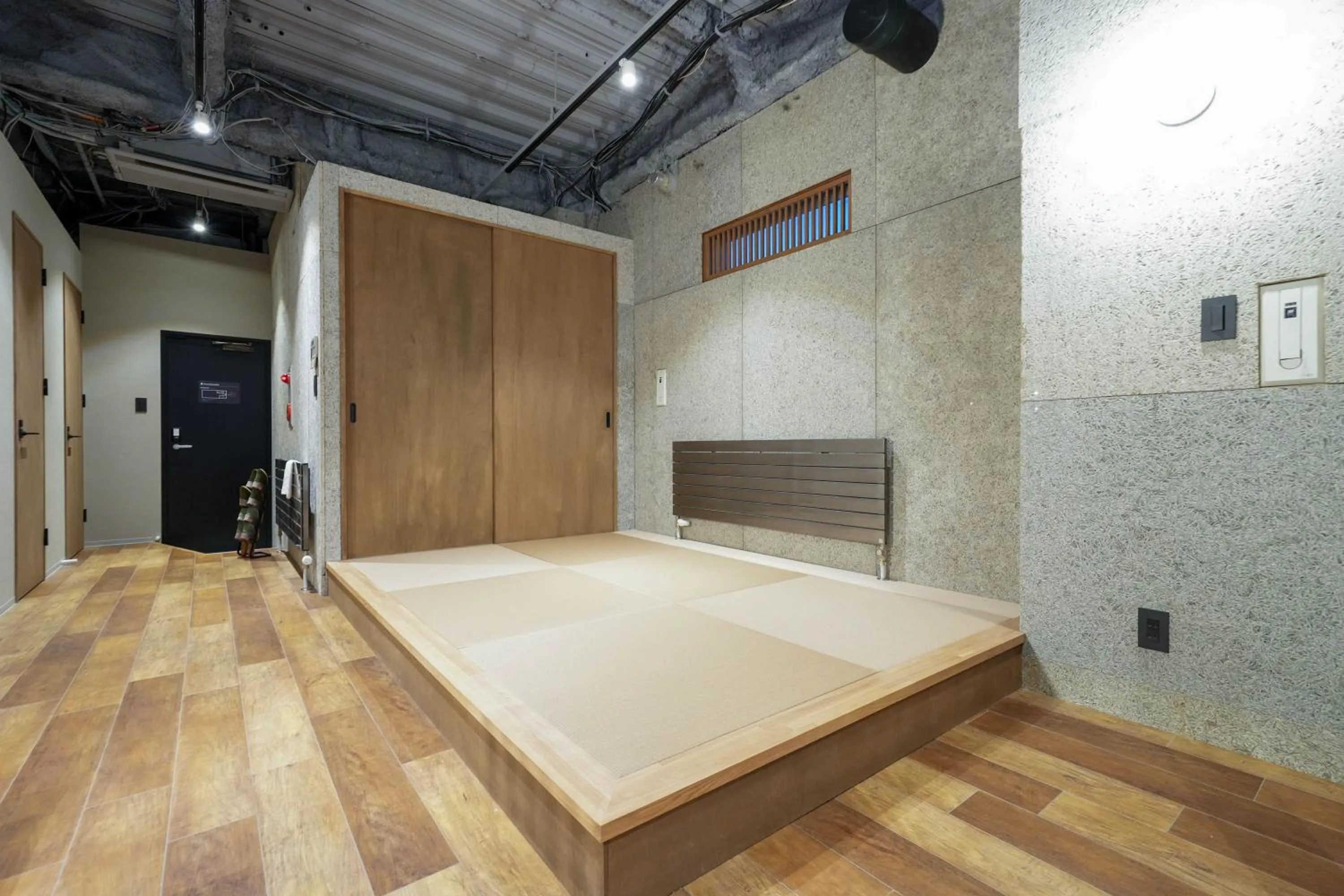 Living room, Bed in Green Room Hotel