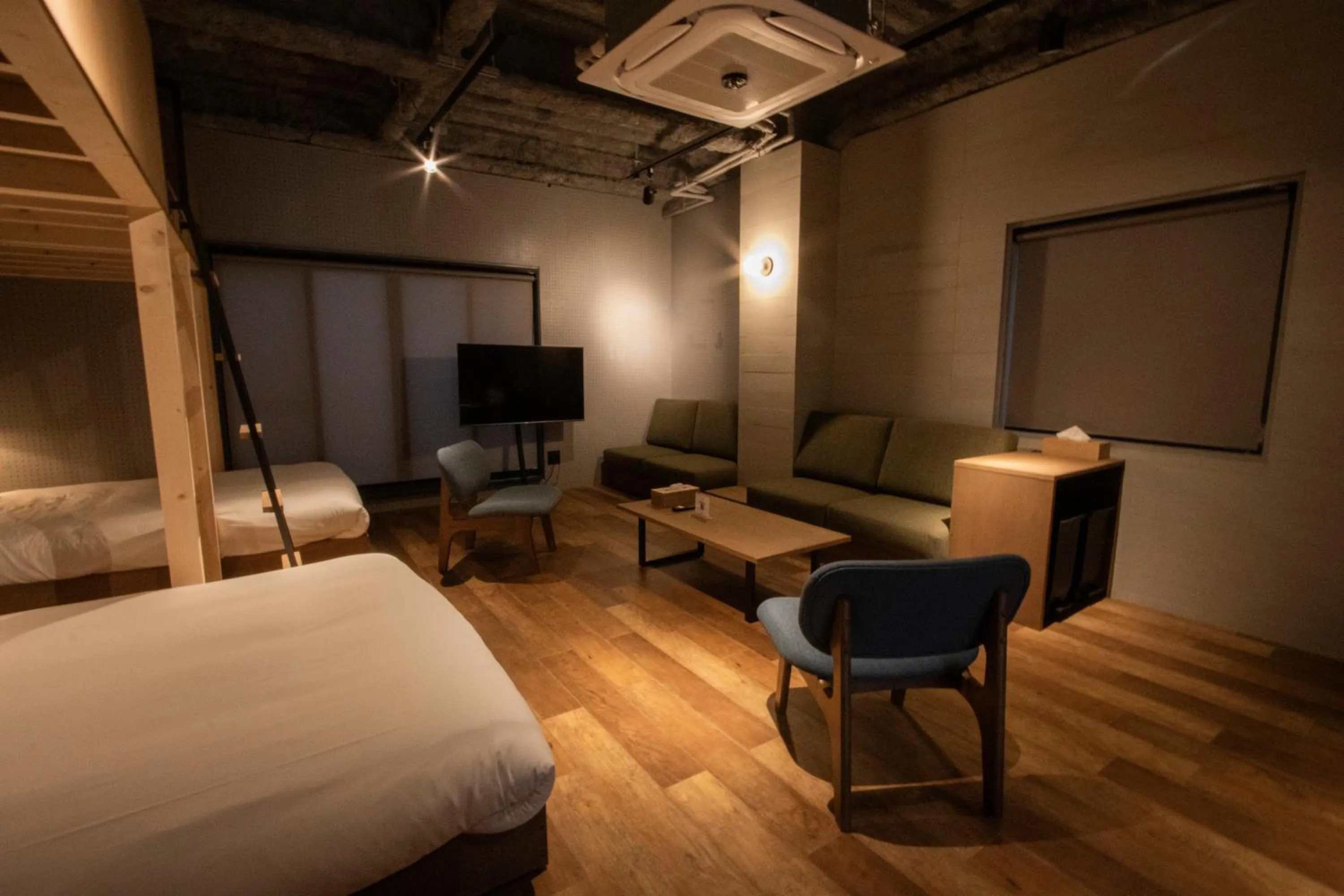 Living room, Bed in Green Room Hotel