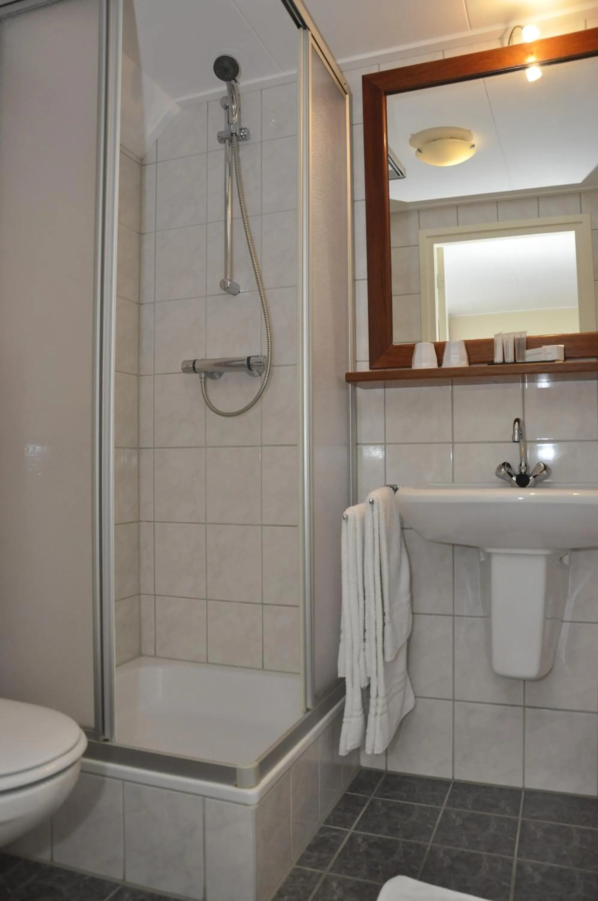 Shower in Hotel Op Diek