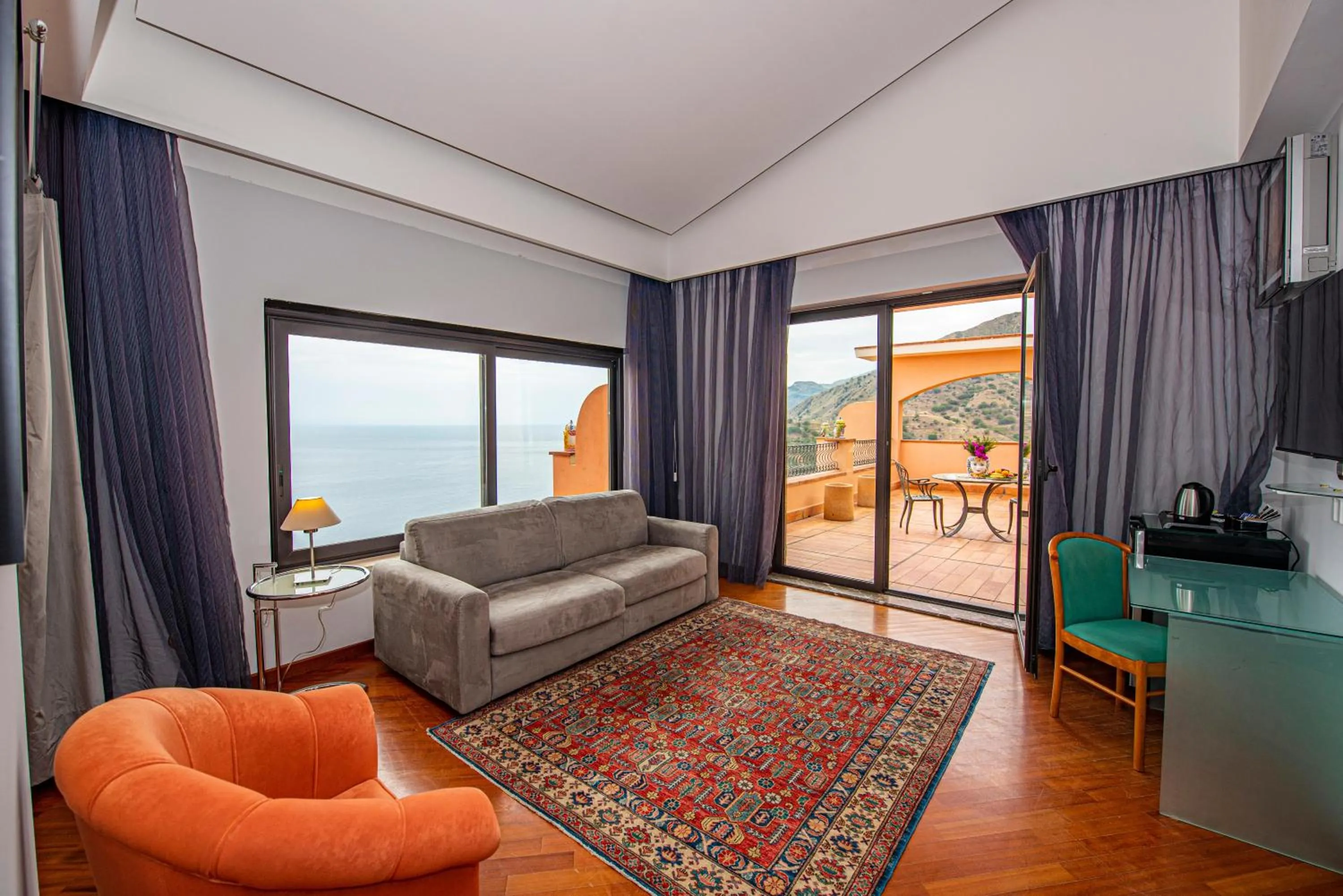Photo of the whole room in Baia Taormina - CDSHotels