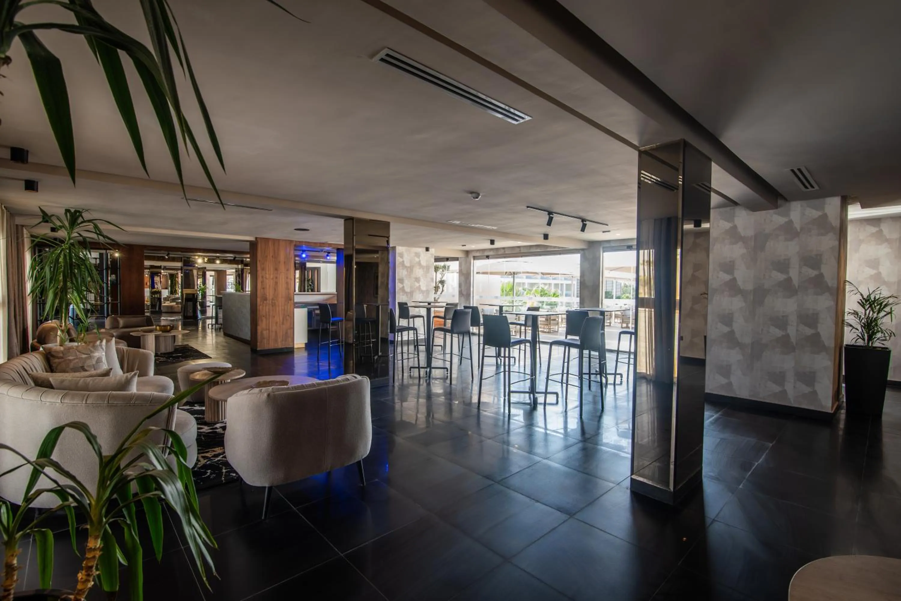 Restaurant/places to eat in Dominium Palace