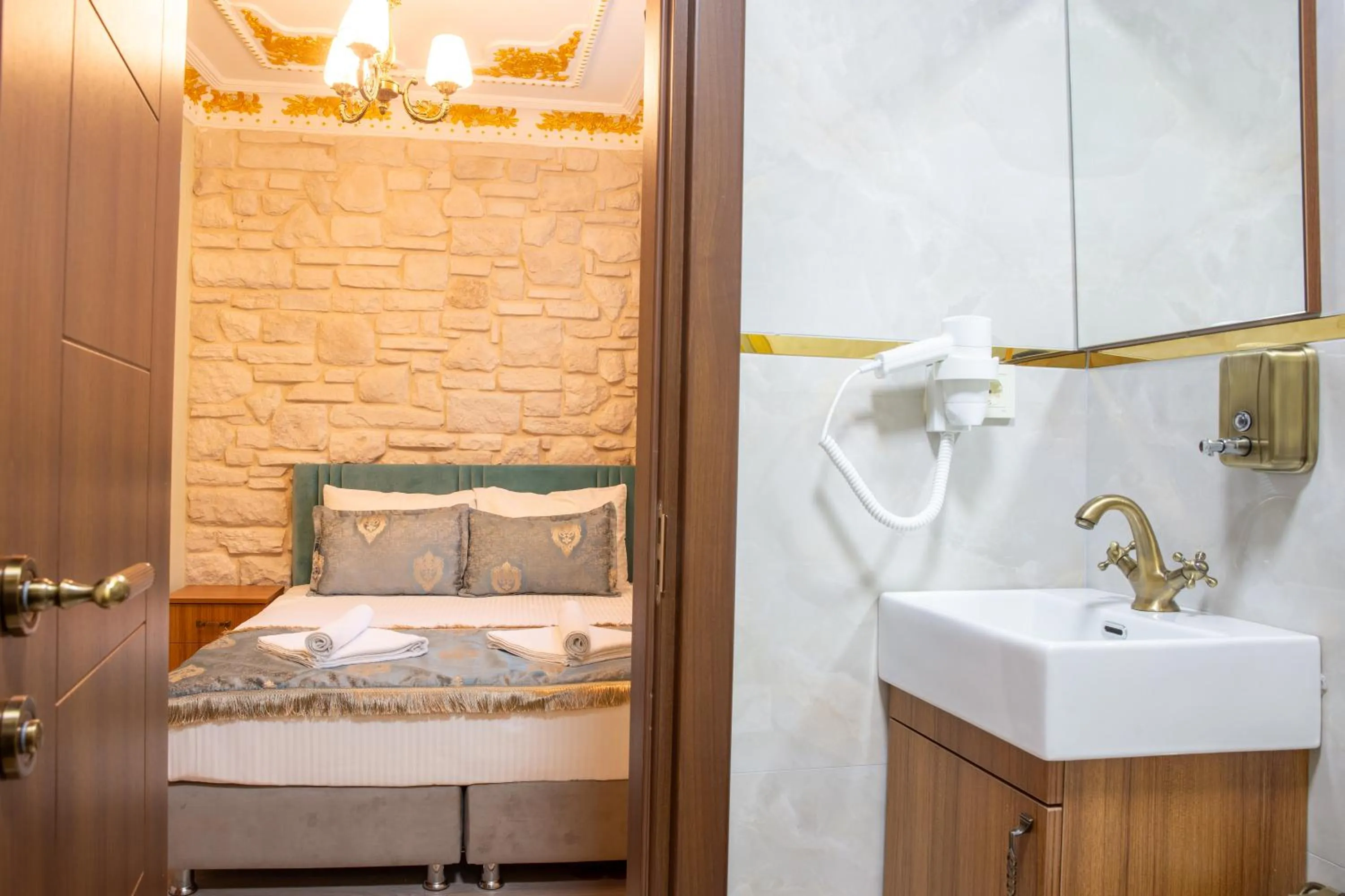 Shower, Bed in Sayina Hotel