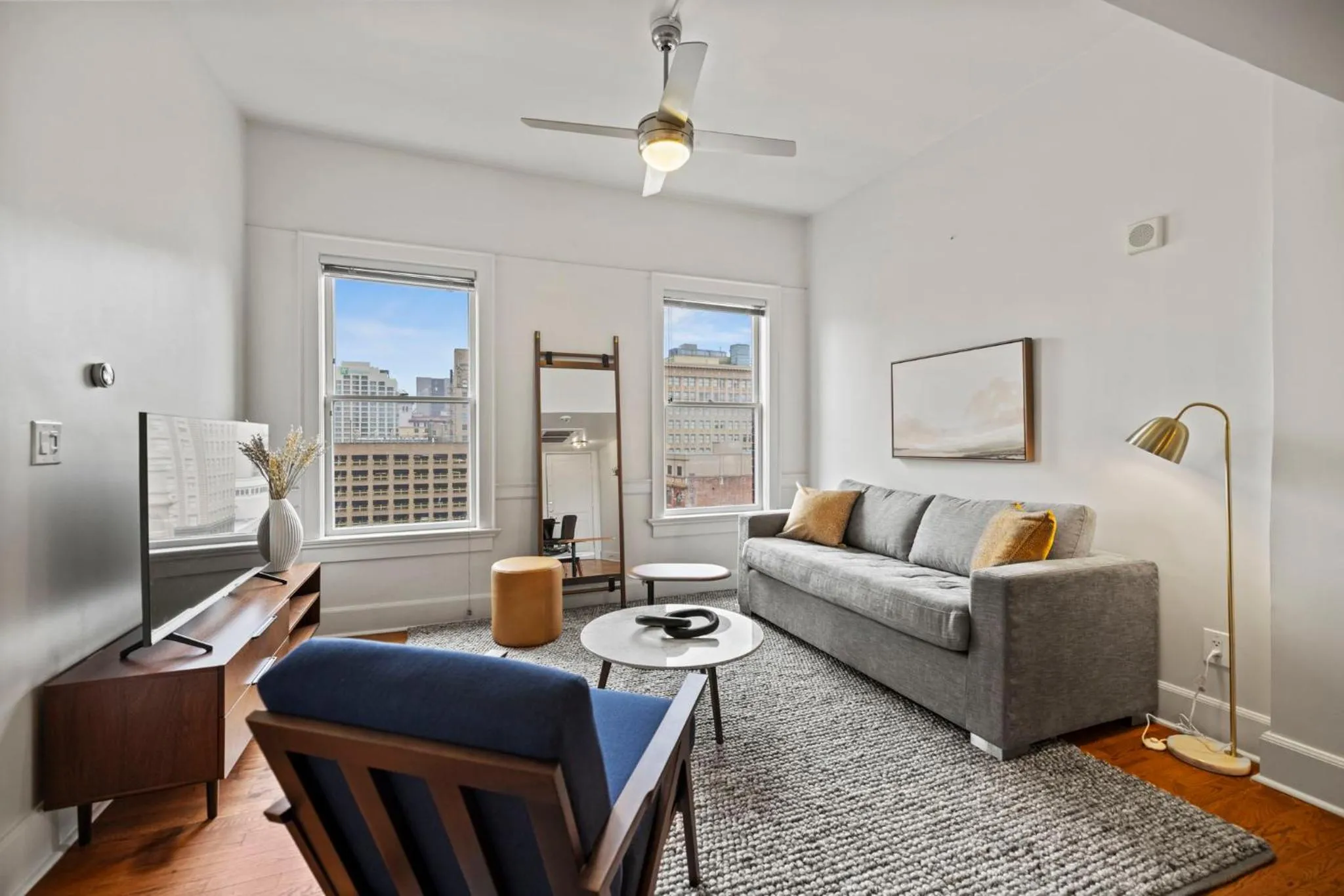 TV and multimedia in The Maverick, powered by Placemakr - River Walk