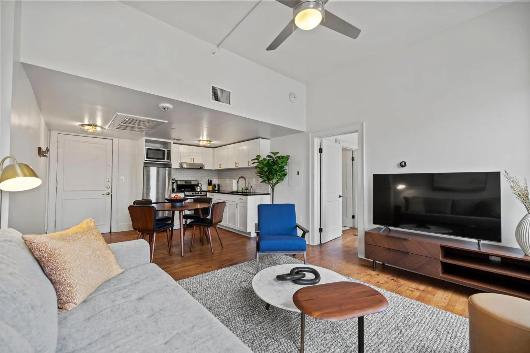 TV and multimedia in The Maverick, powered by Placemakr - River Walk