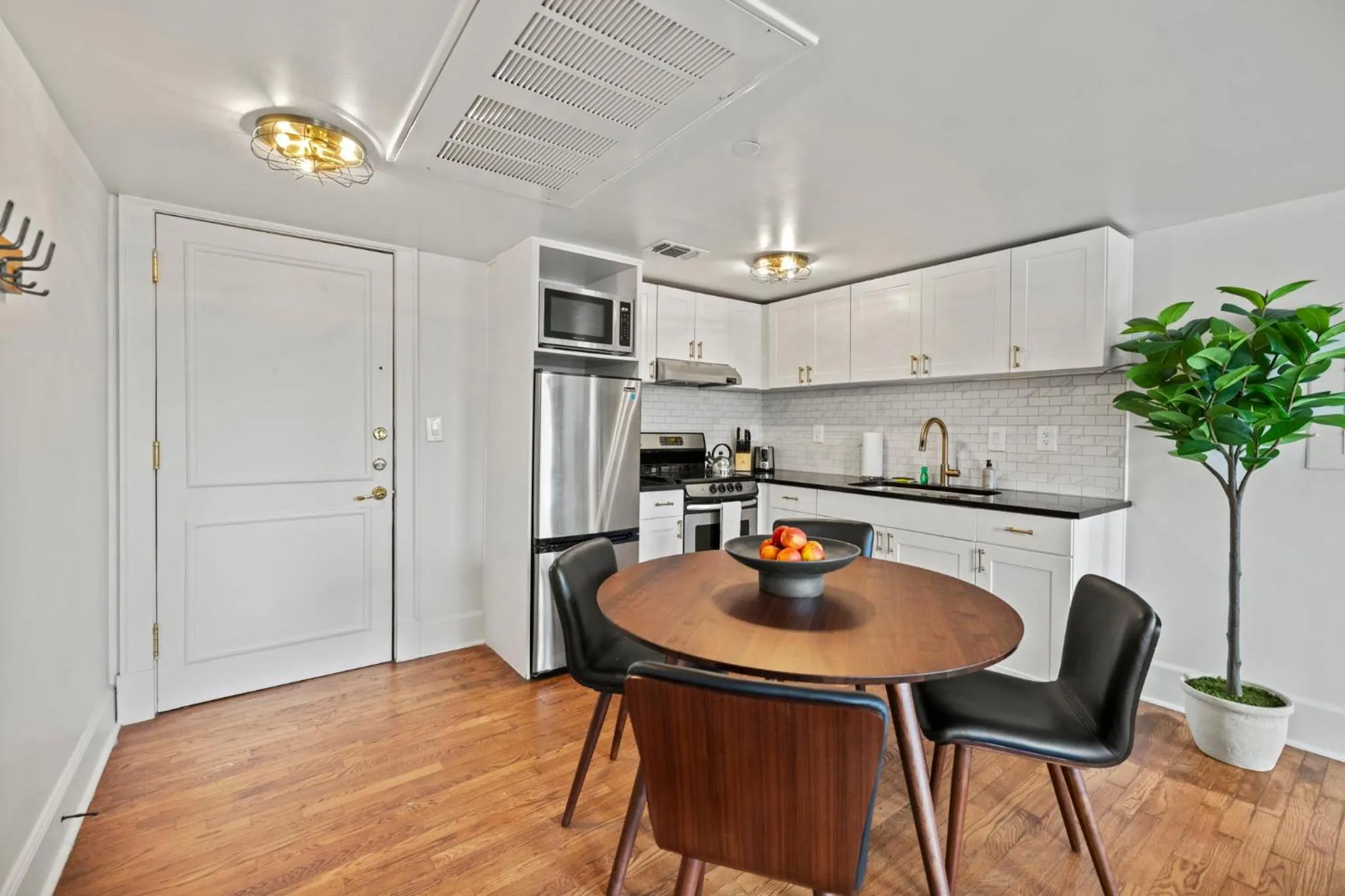 Kitchen or kitchenette in The Maverick, powered by Placemakr - River Walk