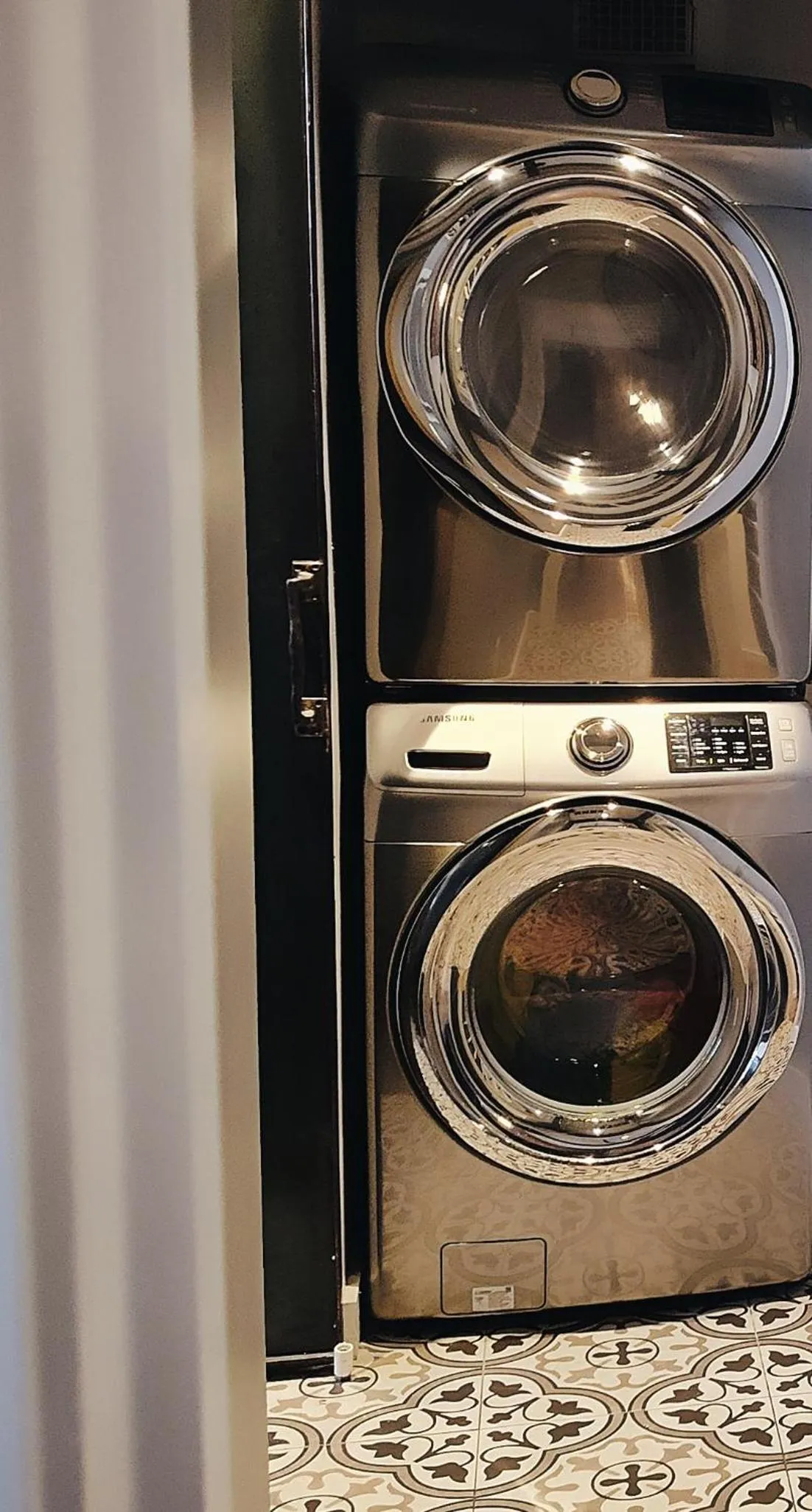 washing machine in The Maverick, powered by Placemakr - River Walk