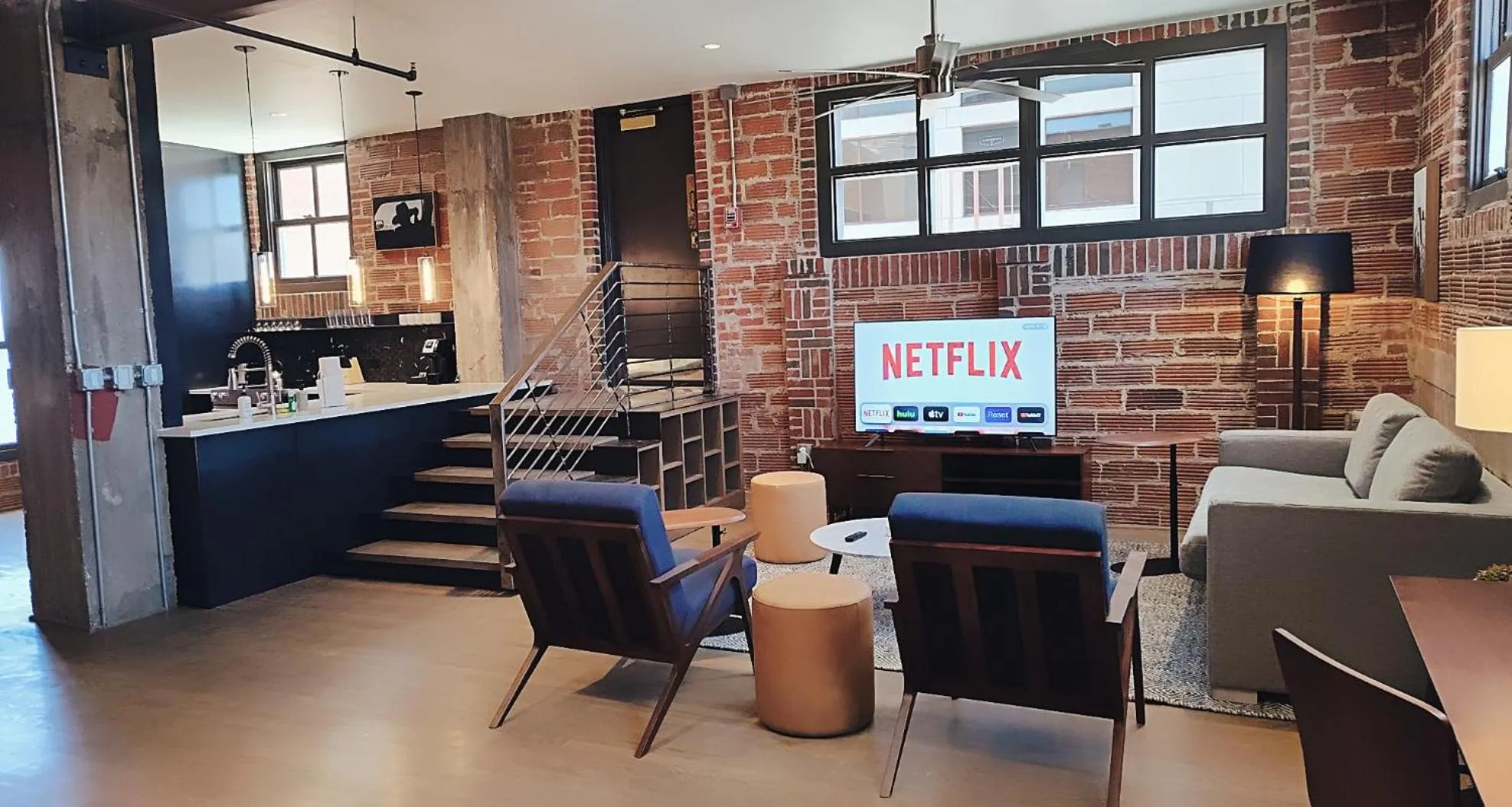 TV and multimedia in The Maverick, powered by Placemakr - River Walk