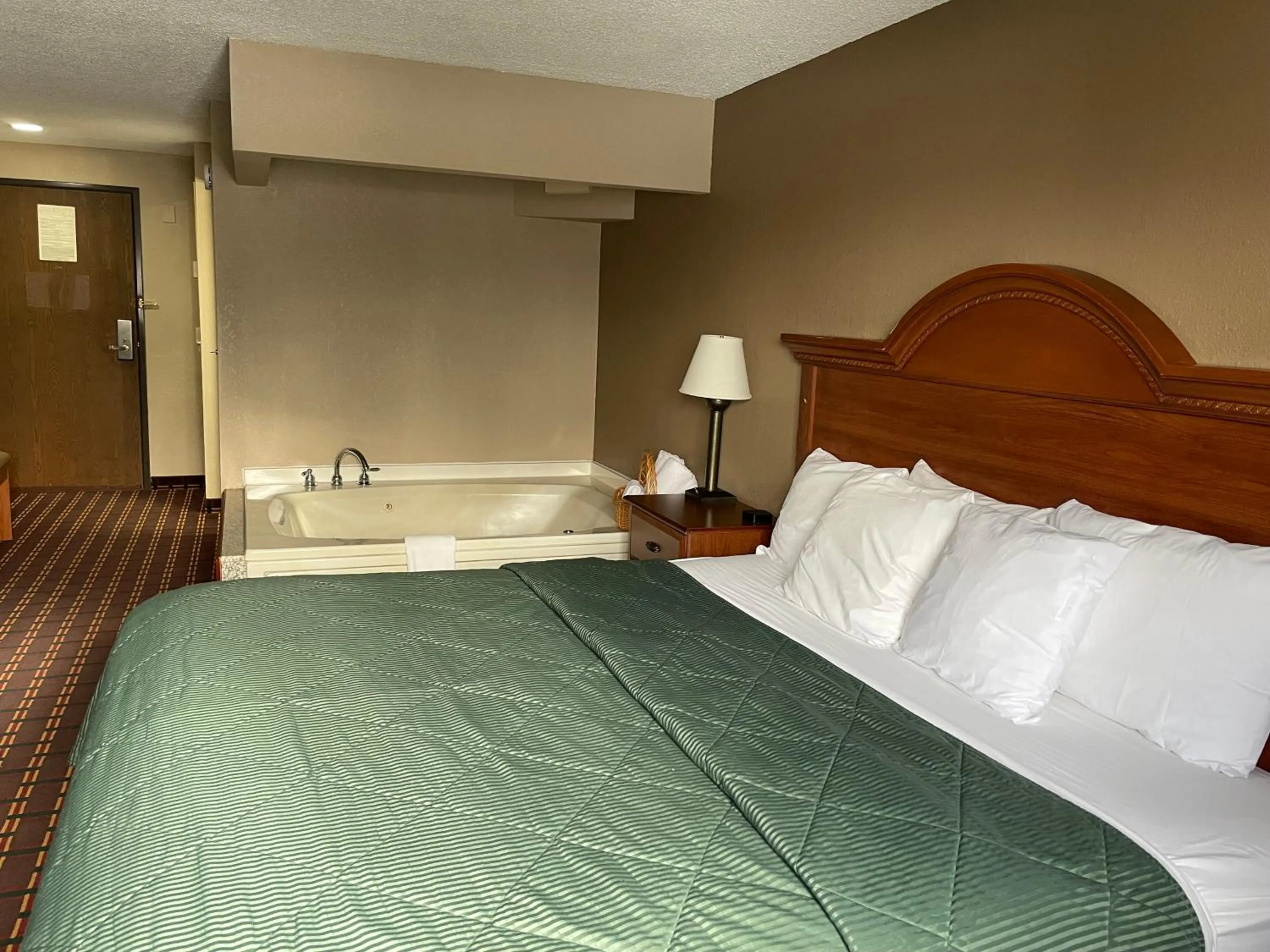 Photo of the whole room, Bed in Days Inn by Wyndham Sault Ste Marie MI