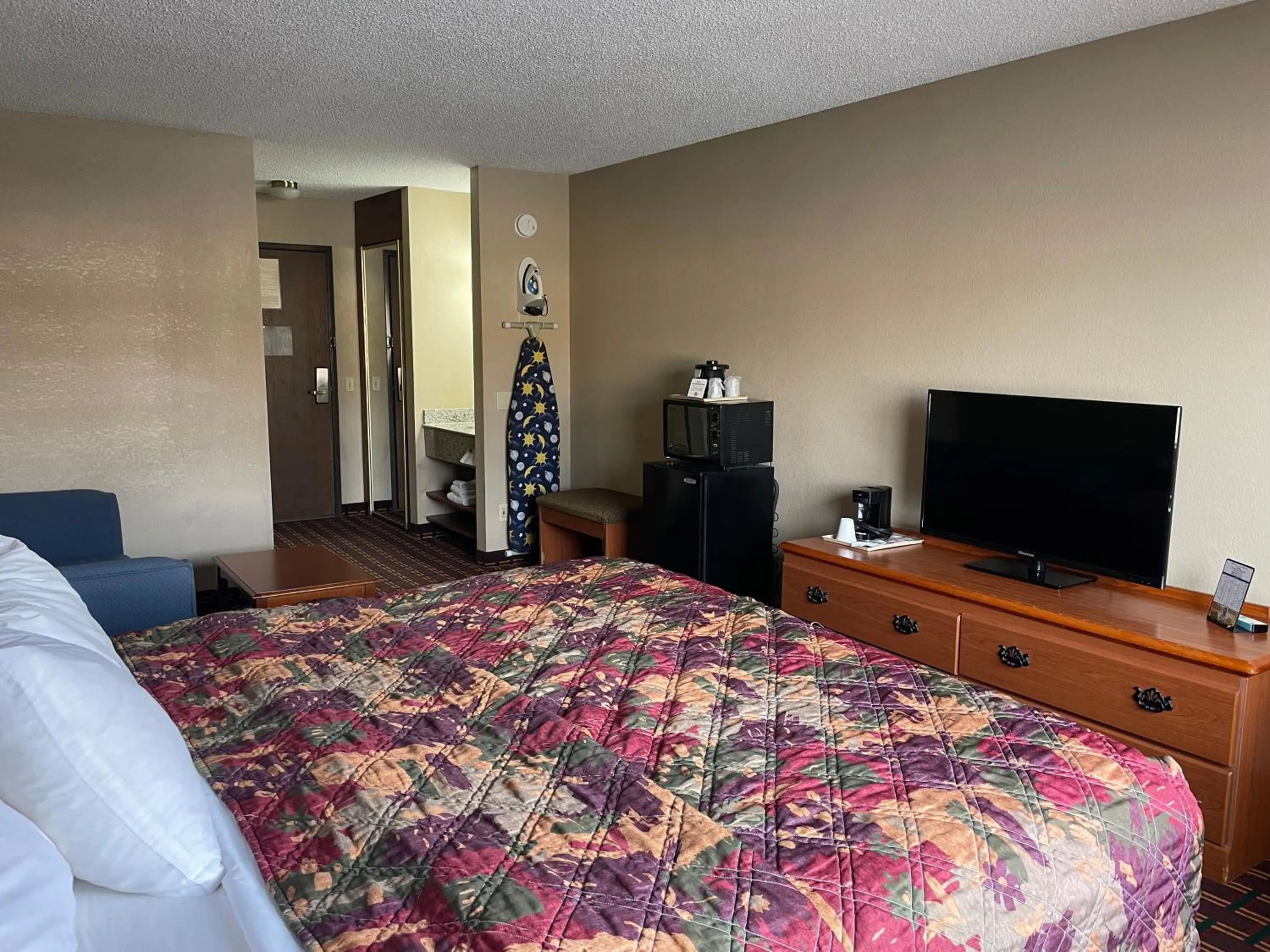 Photo of the whole room, Bed in Days Inn by Wyndham Sault Ste Marie MI