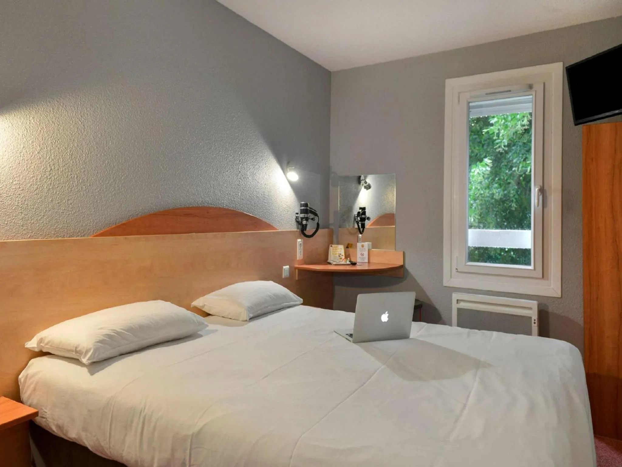 Photo of the whole room, Bed in KYRIAD DIRECT Orleans - La Chapelle St Mesmin