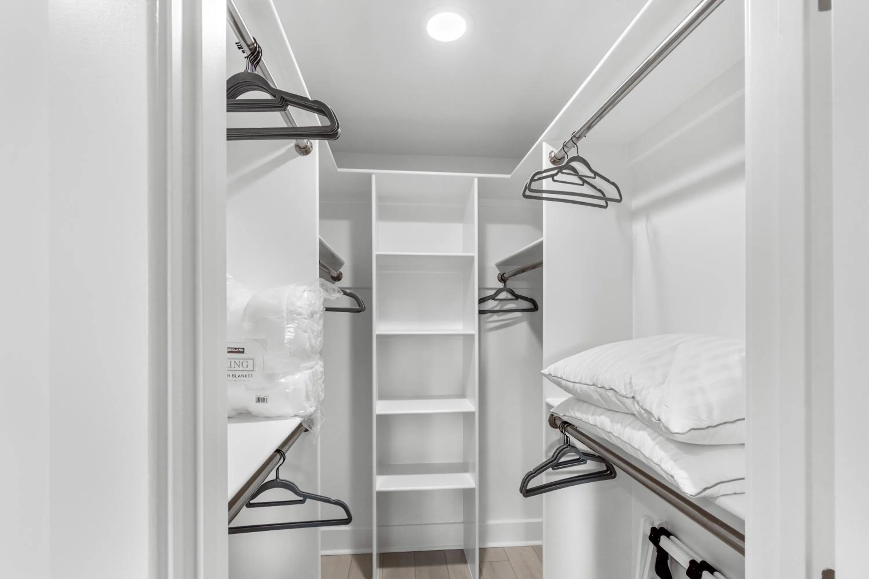 wardrobe, Bed in The Rest at Potomac Farms