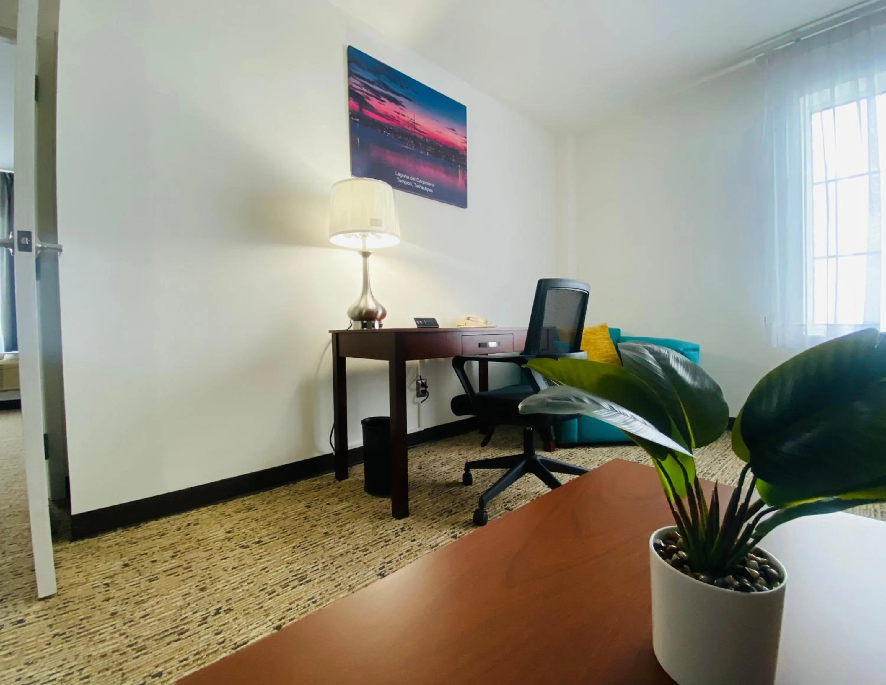 Seating area in La Quinta by Wyndham Reynosa