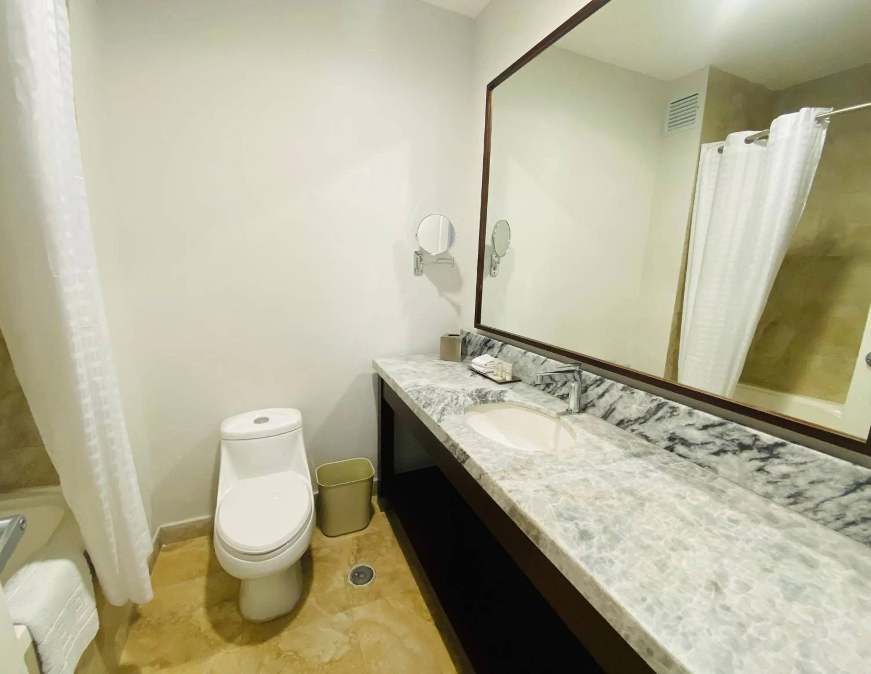 Bathroom in La Quinta by Wyndham Reynosa