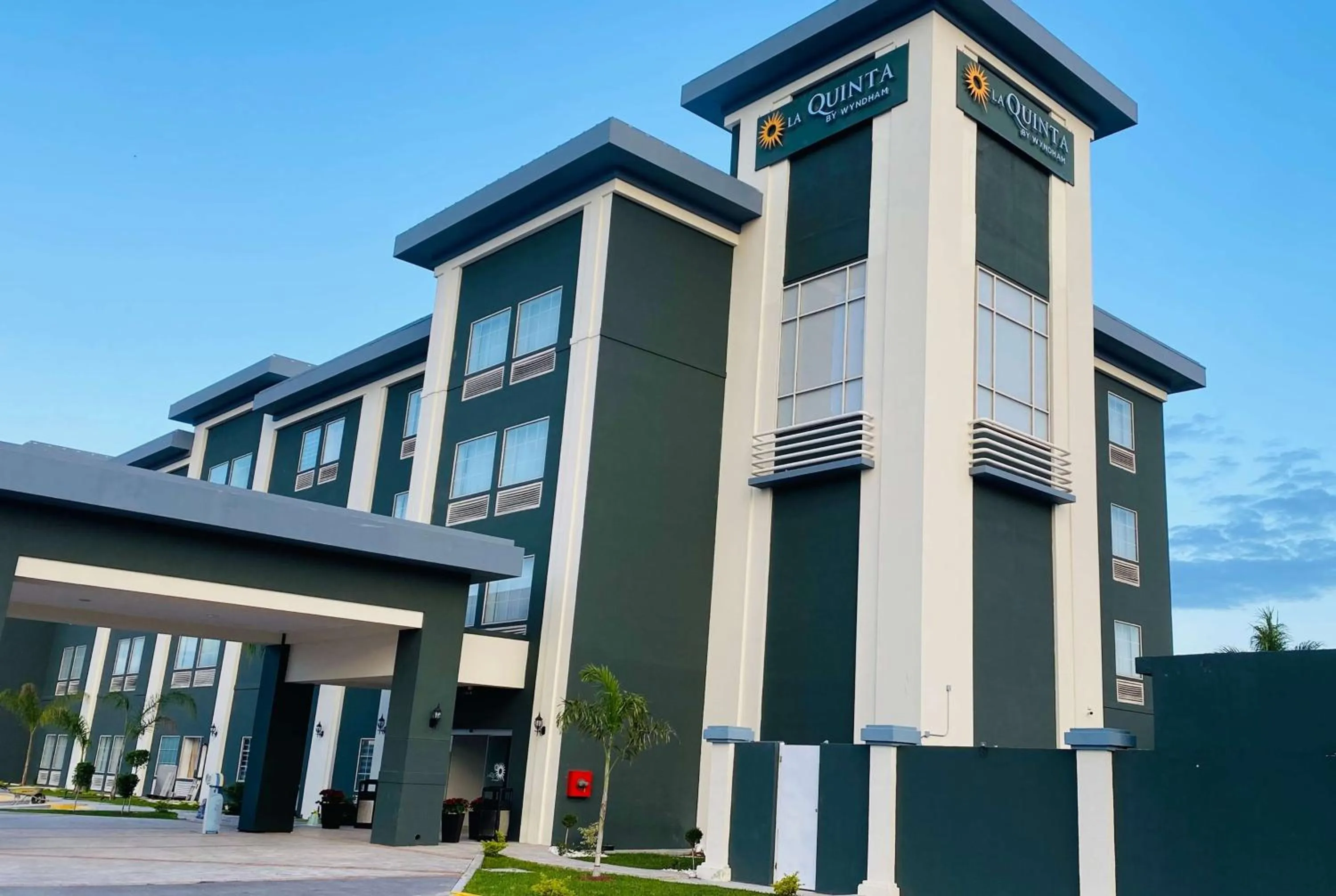 Property building in La Quinta by Wyndham Reynosa