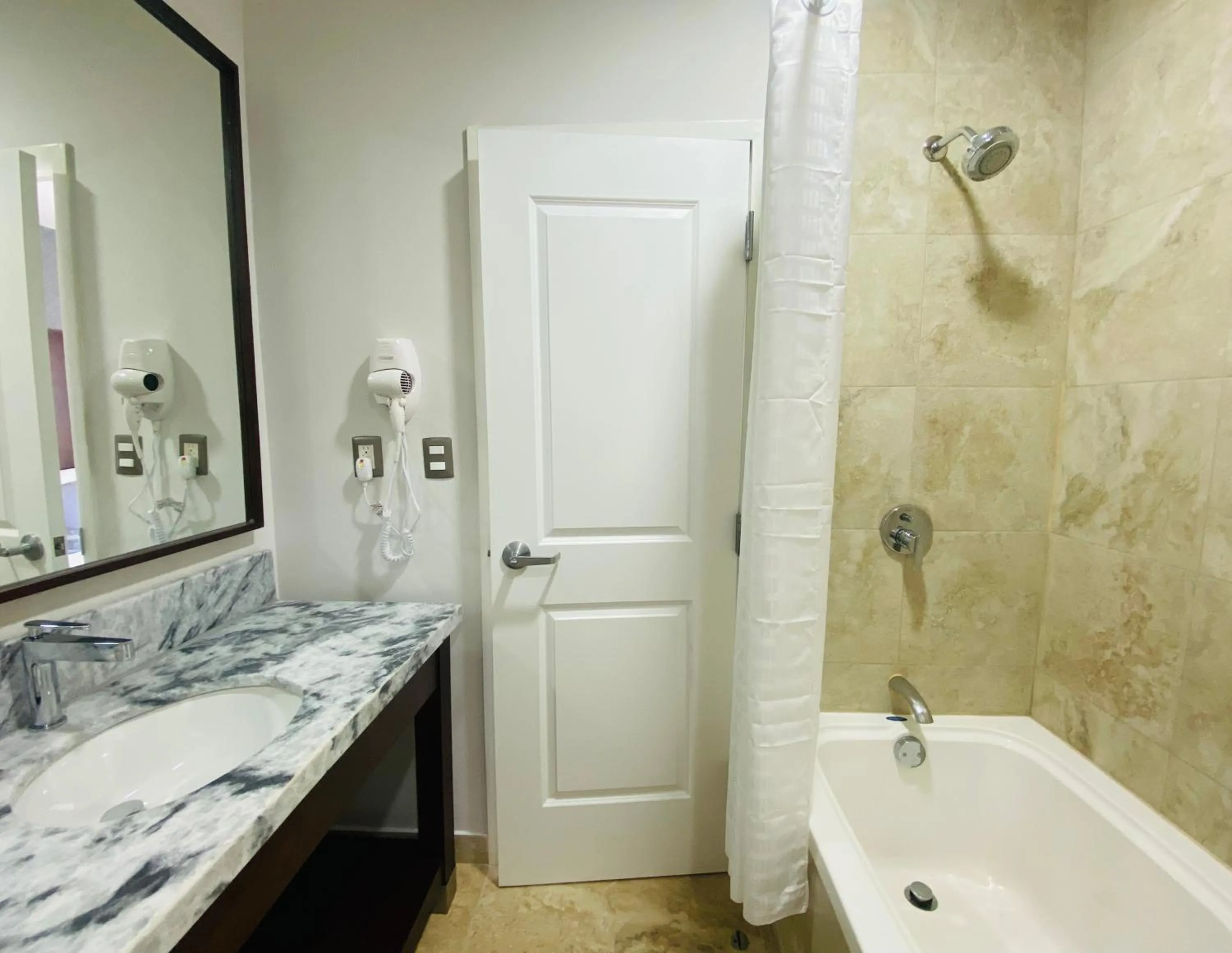 Bathroom, Bed in La Quinta by Wyndham Reynosa
