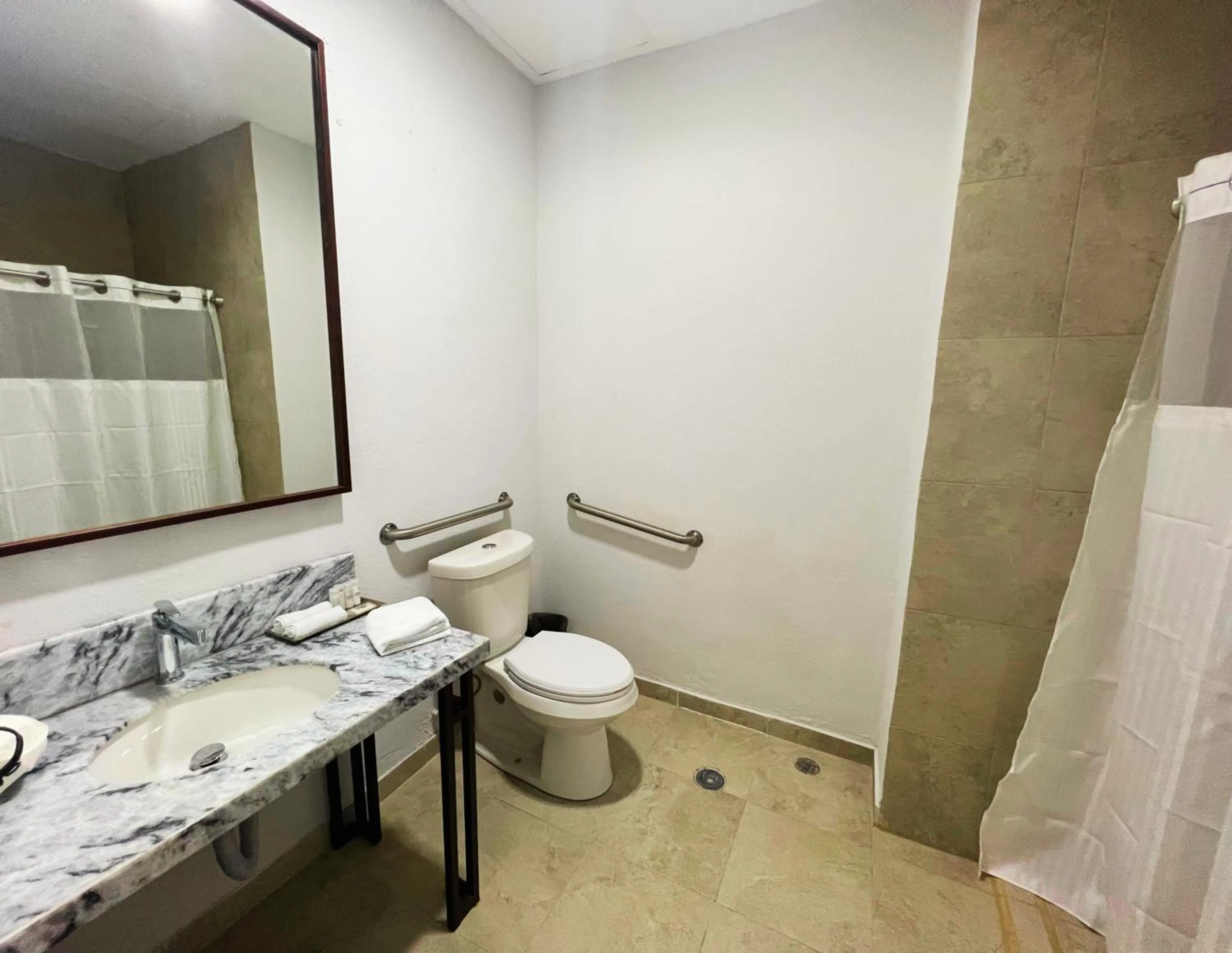 Bathroom in La Quinta by Wyndham Reynosa