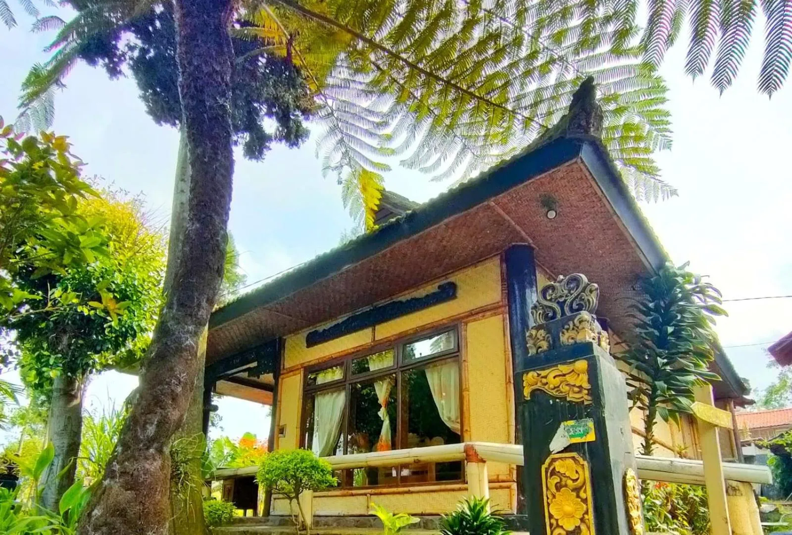 Property building in Yoschi's Hotel Bromo