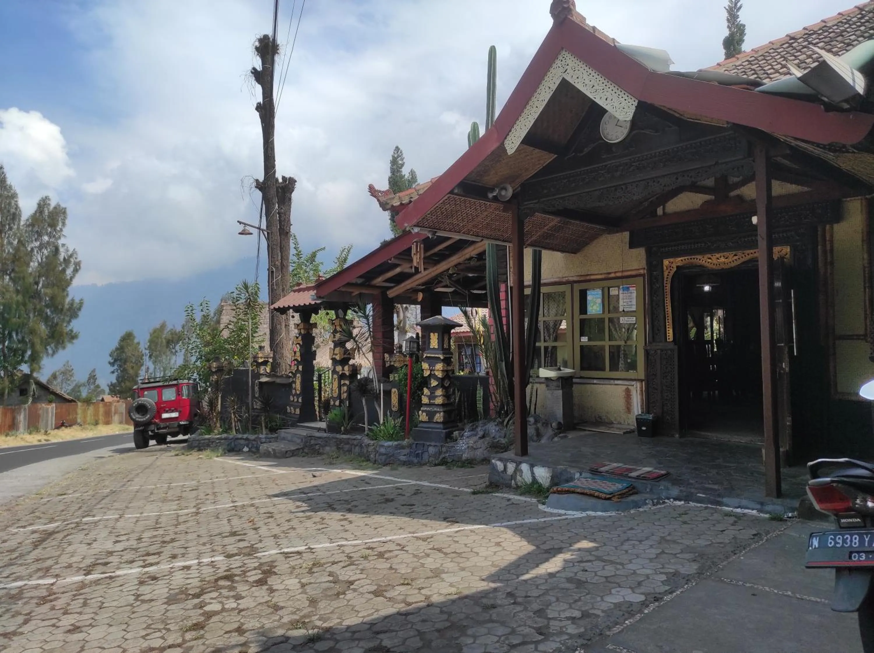 Restaurant/places to eat in Yoschi's Hotel Bromo