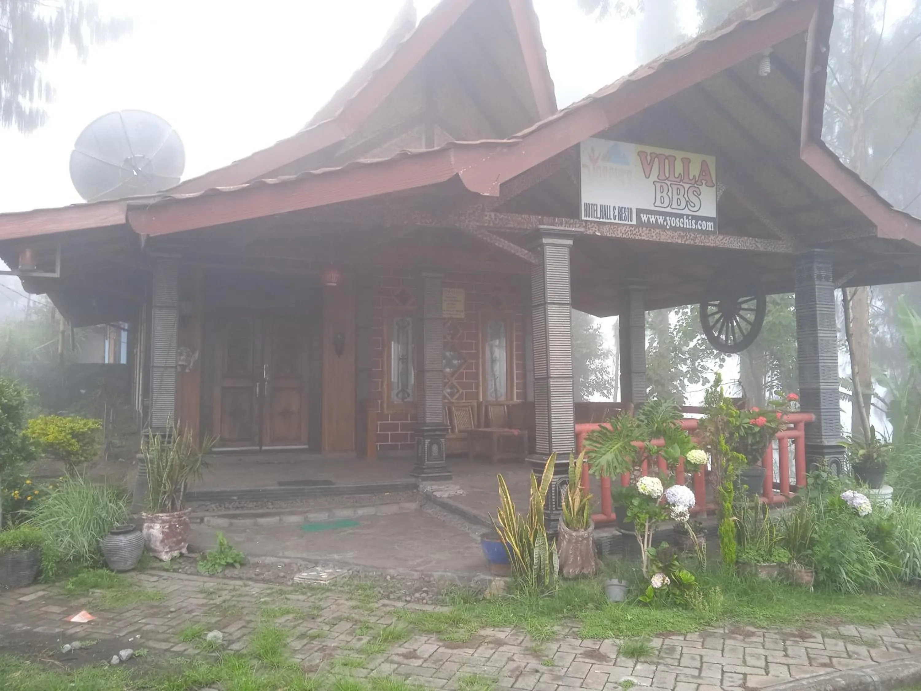 Patio in Yoschi's Hotel Bromo