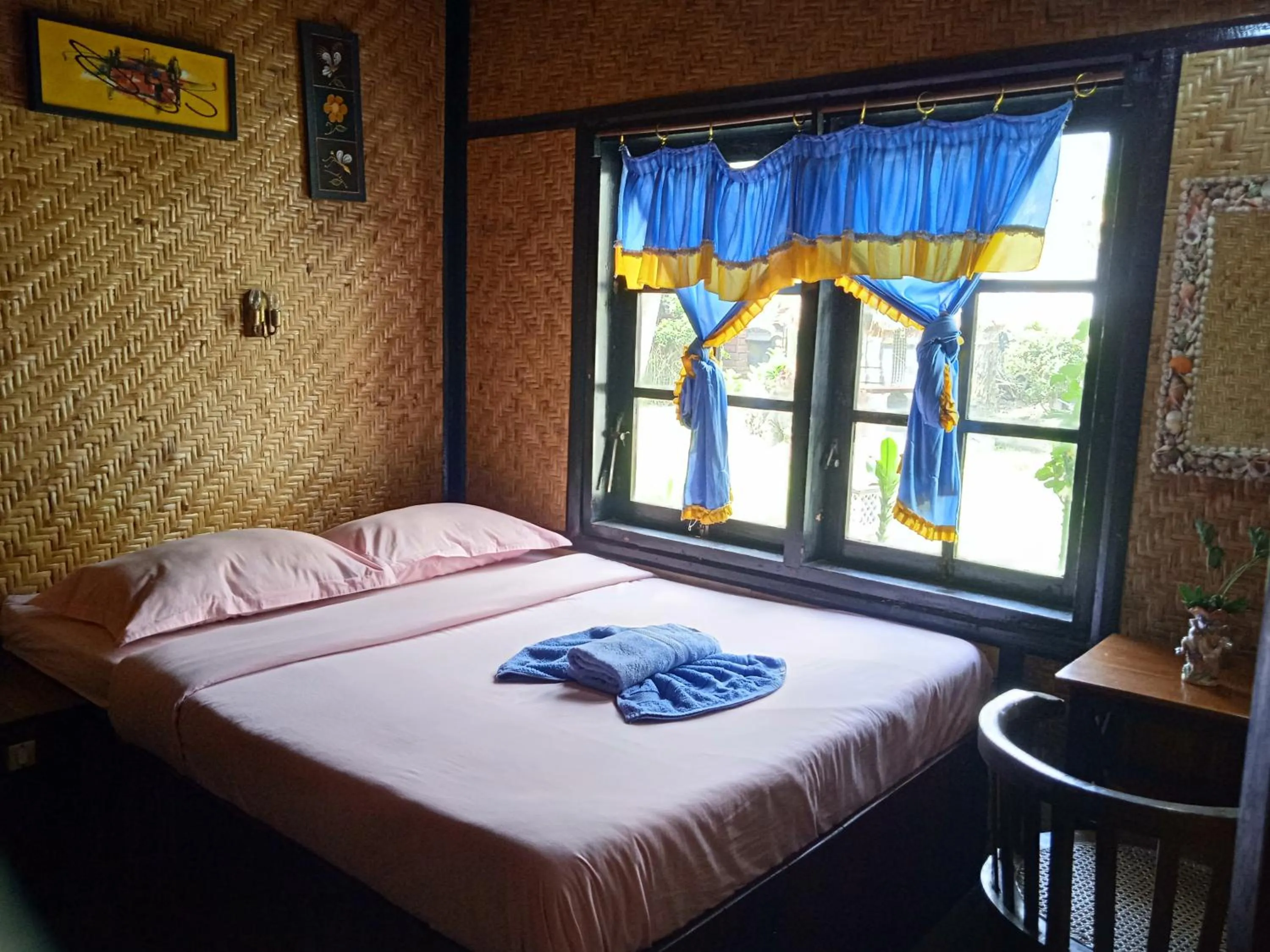 Bed in Yoschi's Hotel Bromo