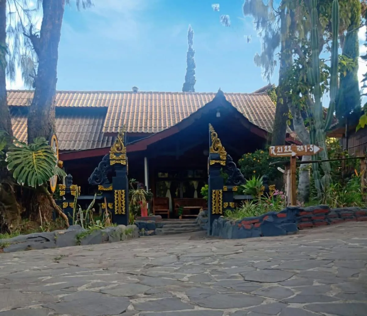 Property building in Yoschi's Hotel Bromo