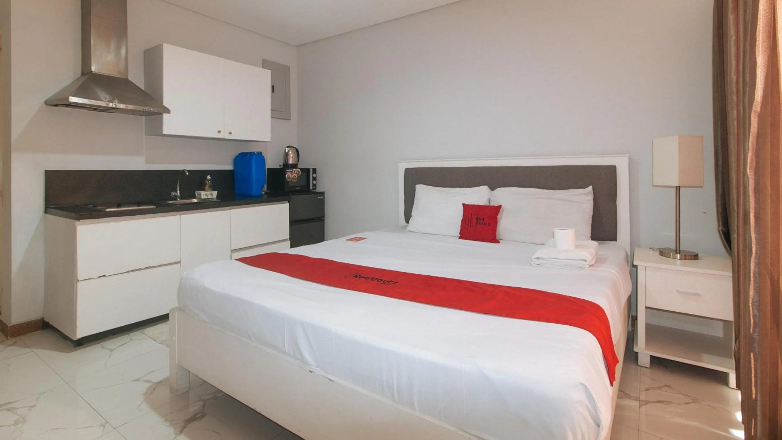 Bed in RedDoorz at TJMG by Bel Air Polaris Makati