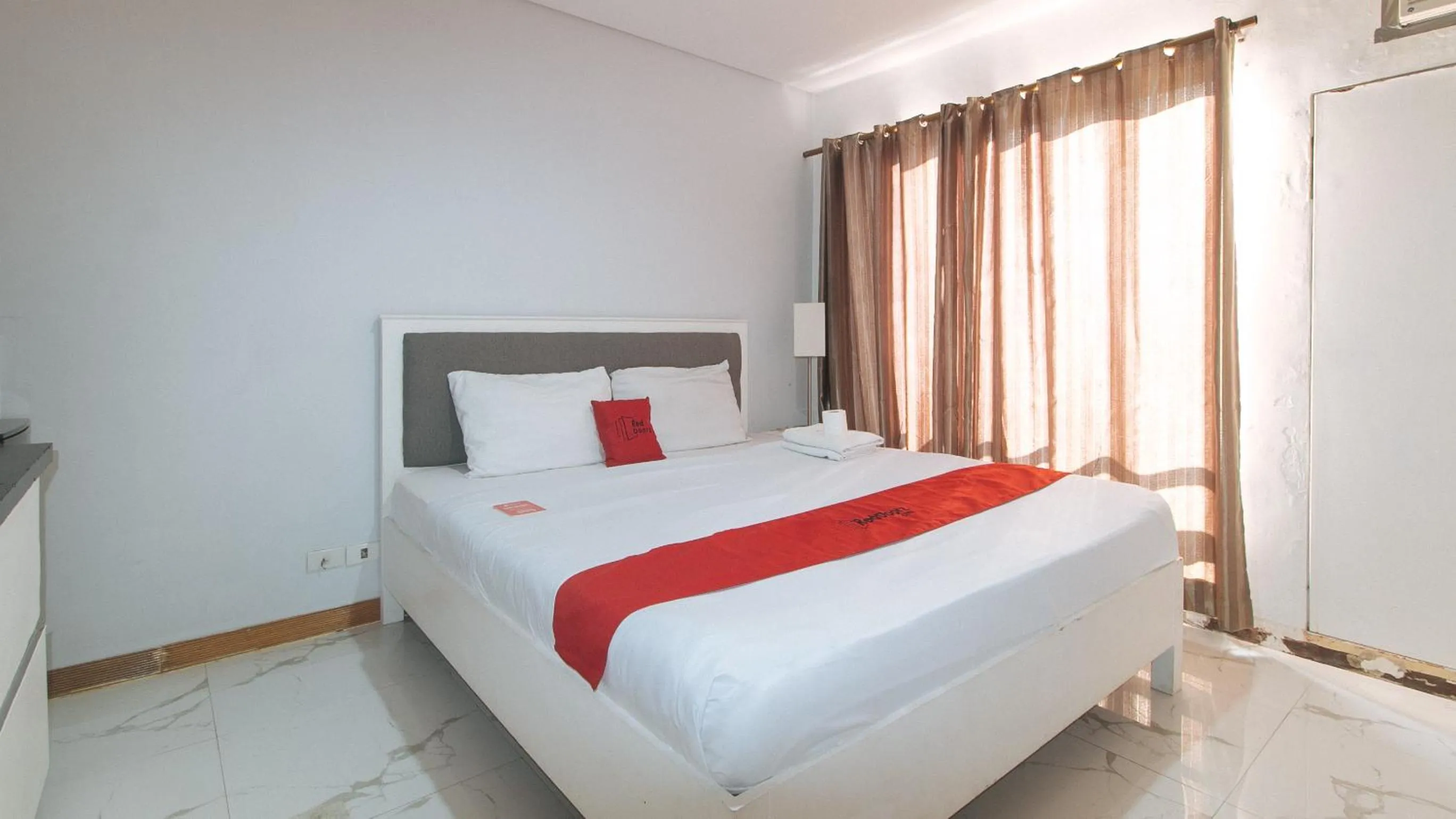 Bed in RedDoorz at TJMG by Bel Air Polaris Makati