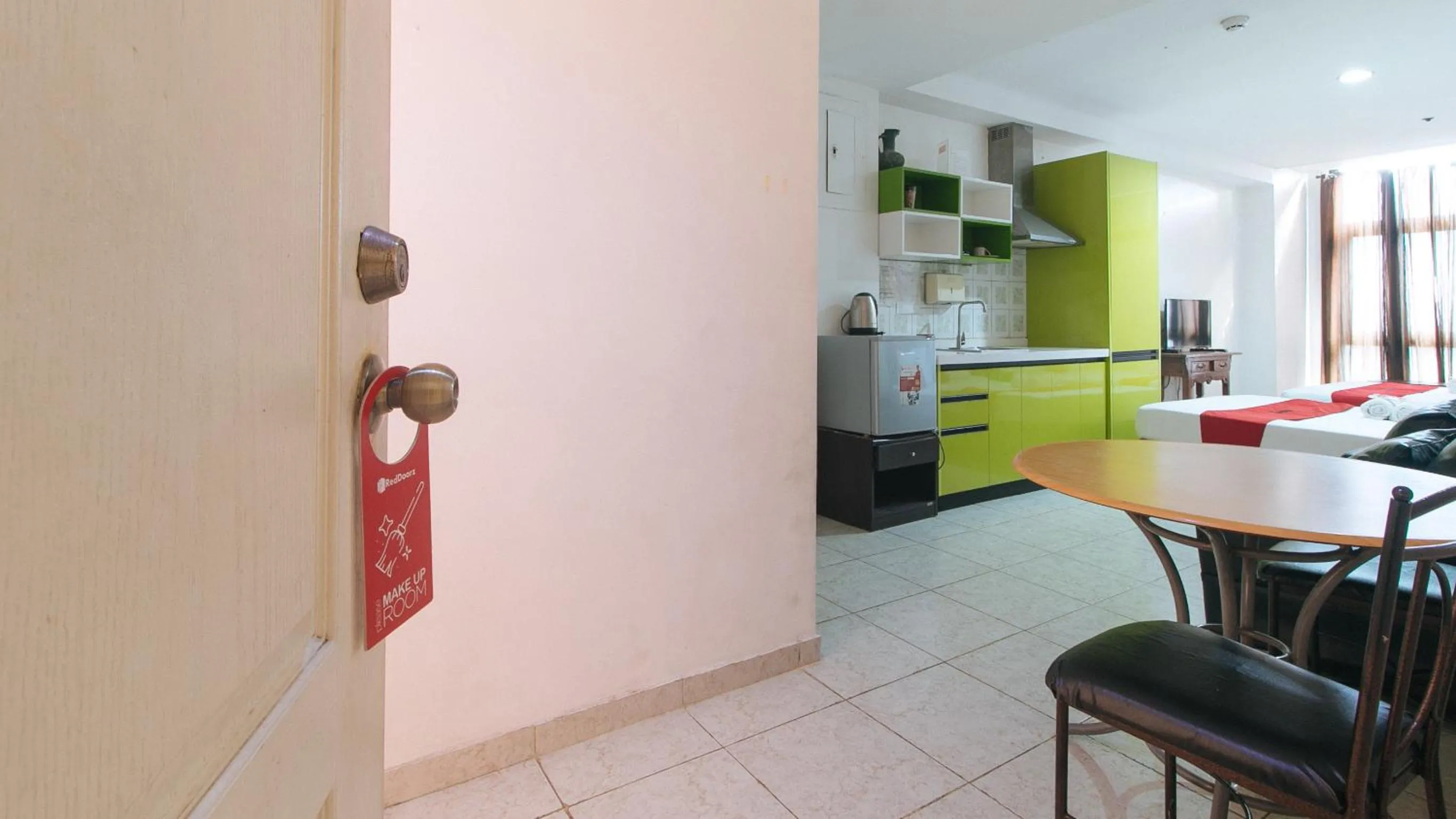 Kitchen or kitchenette in RedDoorz at TJMG by Bel Air Polaris Makati