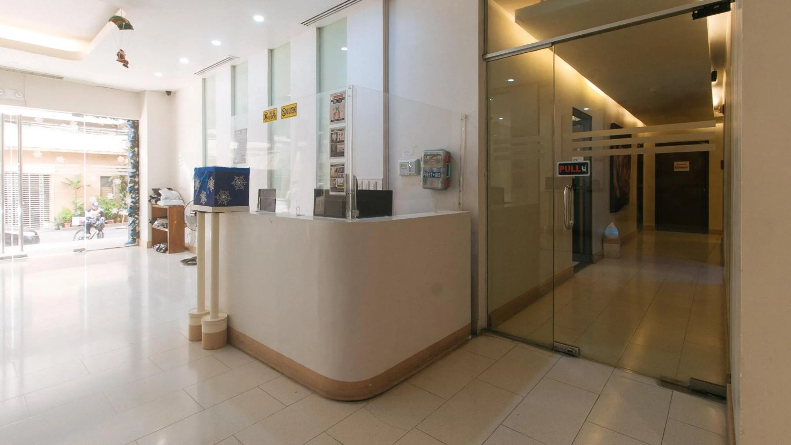 Lobby or reception in RedDoorz at TJMG by Bel Air Polaris Makati