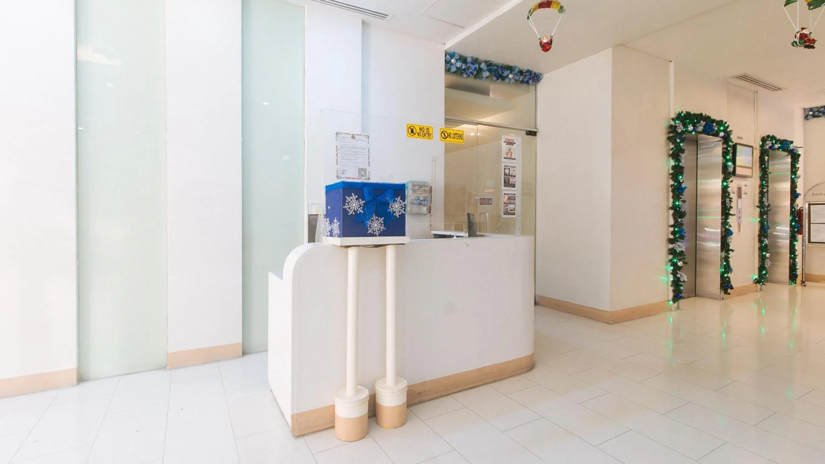 Lobby or reception in RedDoorz at TJMG by Bel Air Polaris Makati