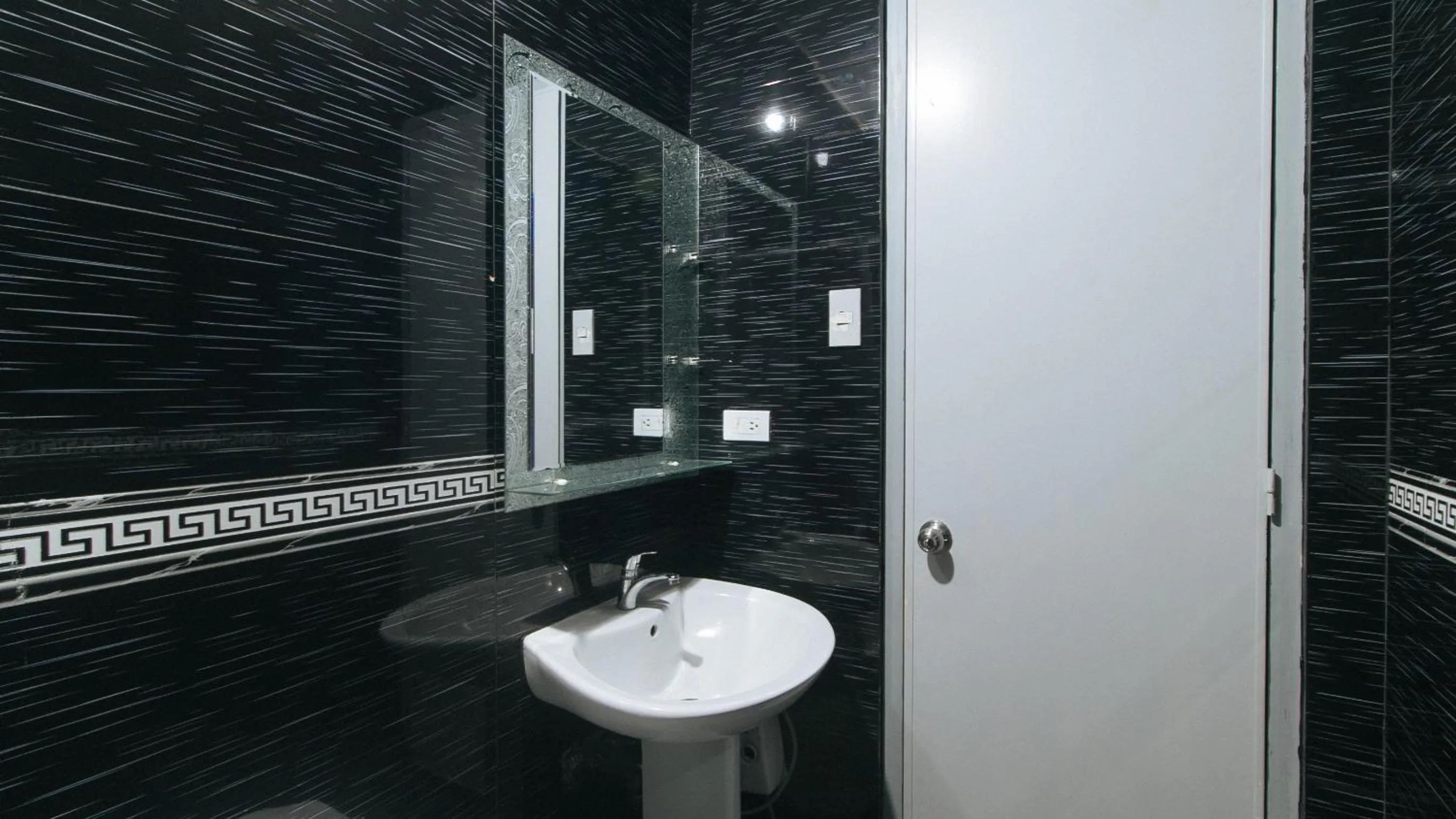 Shower in RedDoorz at TJMG by Bel Air Polaris Makati