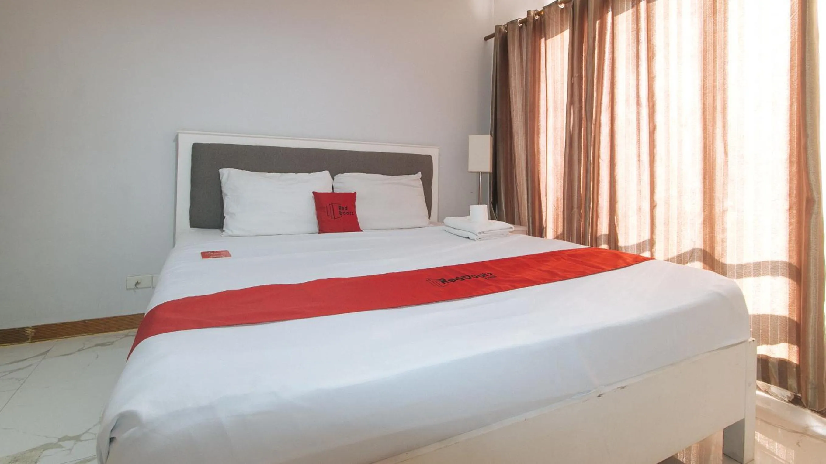 Bed in RedDoorz at TJMG by Bel Air Polaris Makati