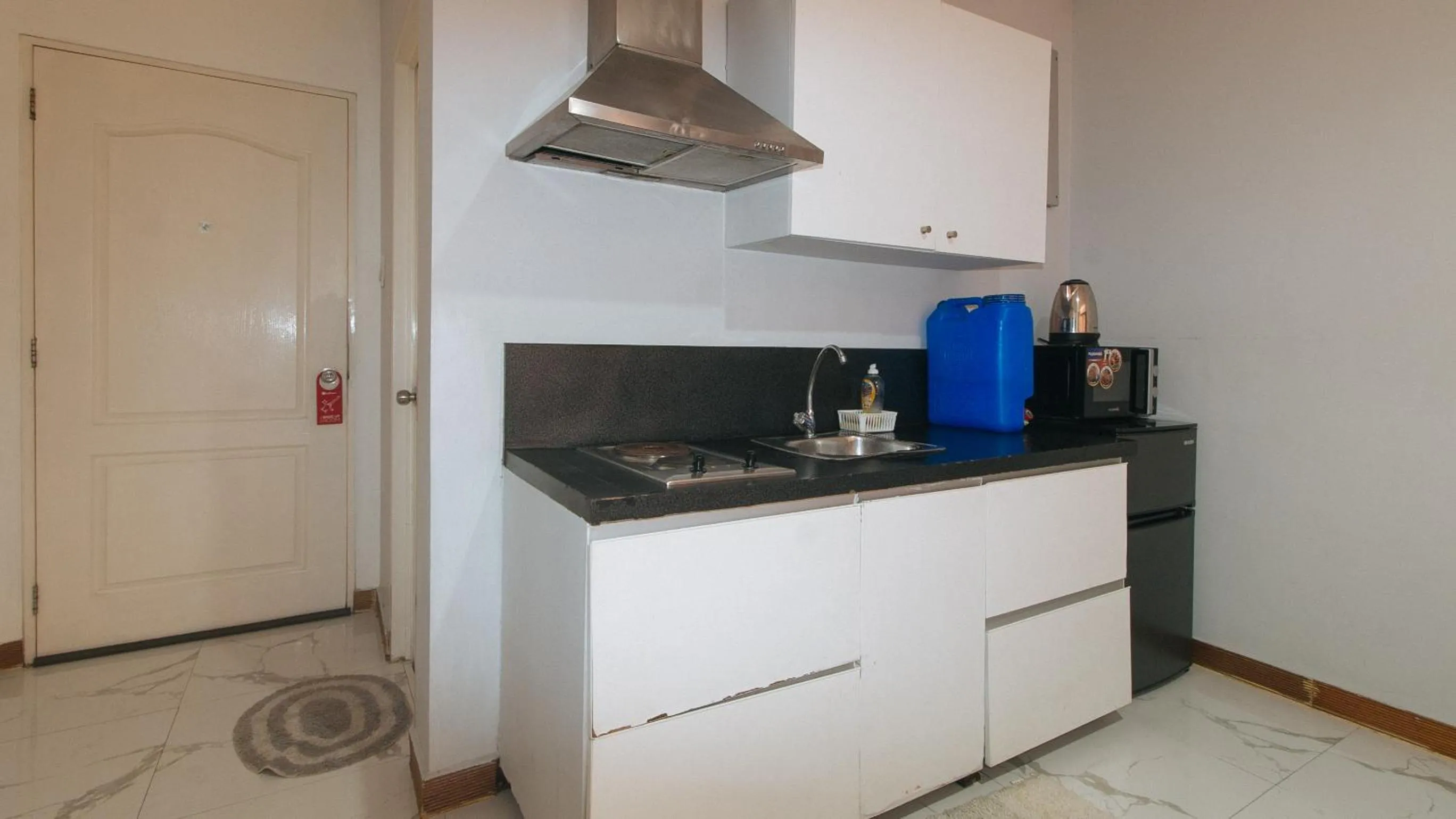 Kitchen or kitchenette in RedDoorz at TJMG by Bel Air Polaris Makati