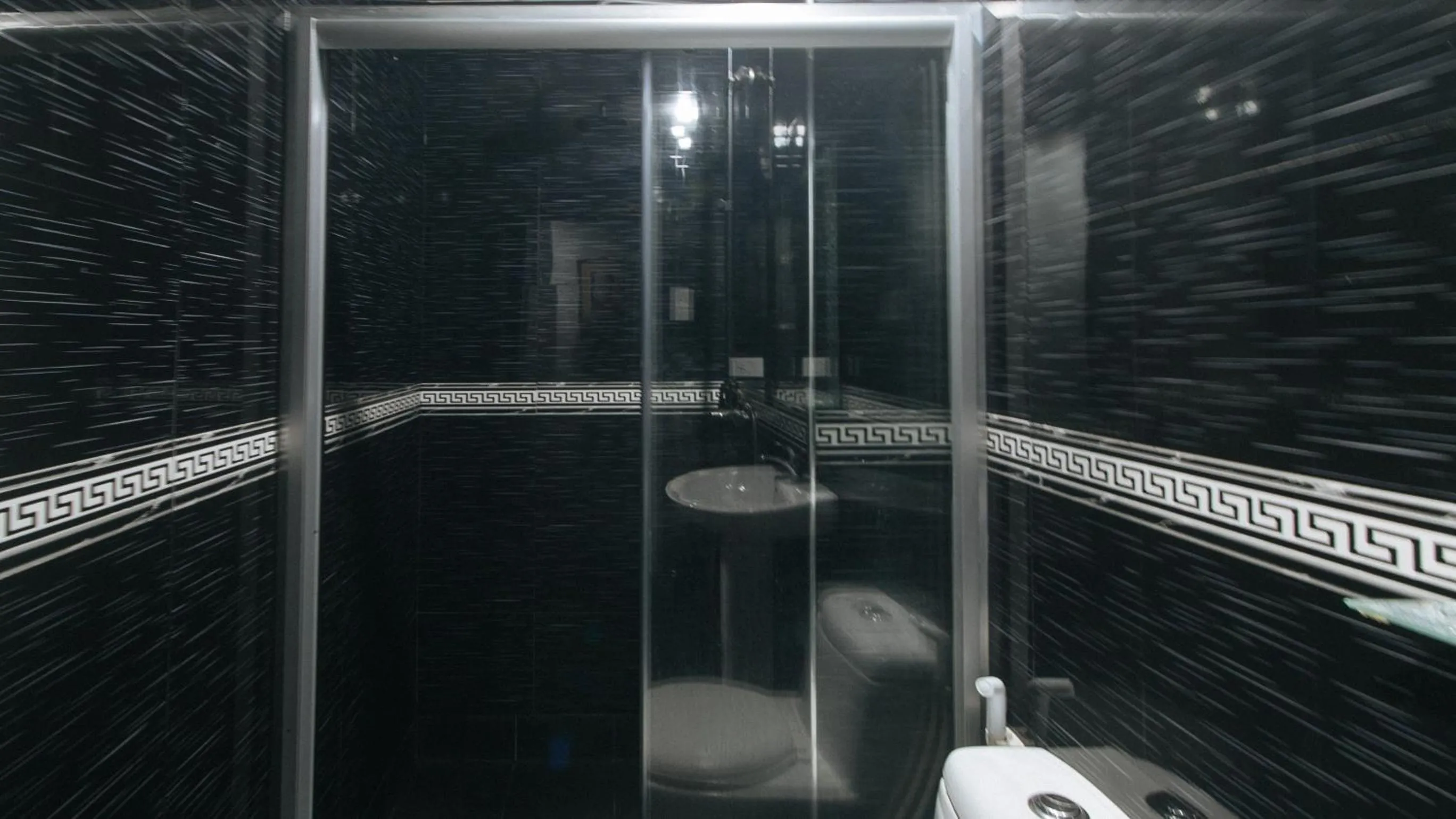 Shower in RedDoorz at TJMG by Bel Air Polaris Makati