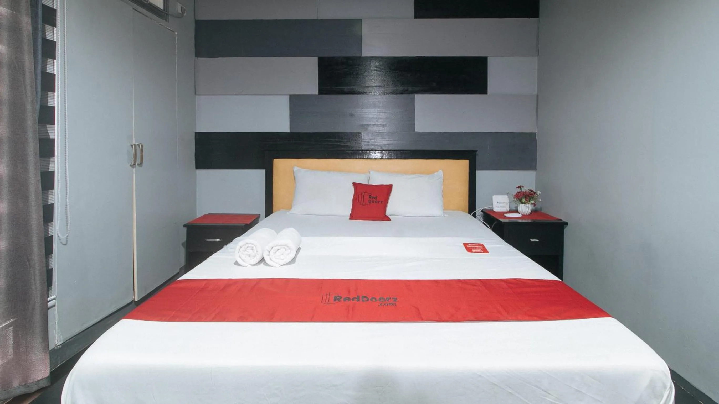 Bed in RedDoorz at TJMG by Bel Air Polaris Makati