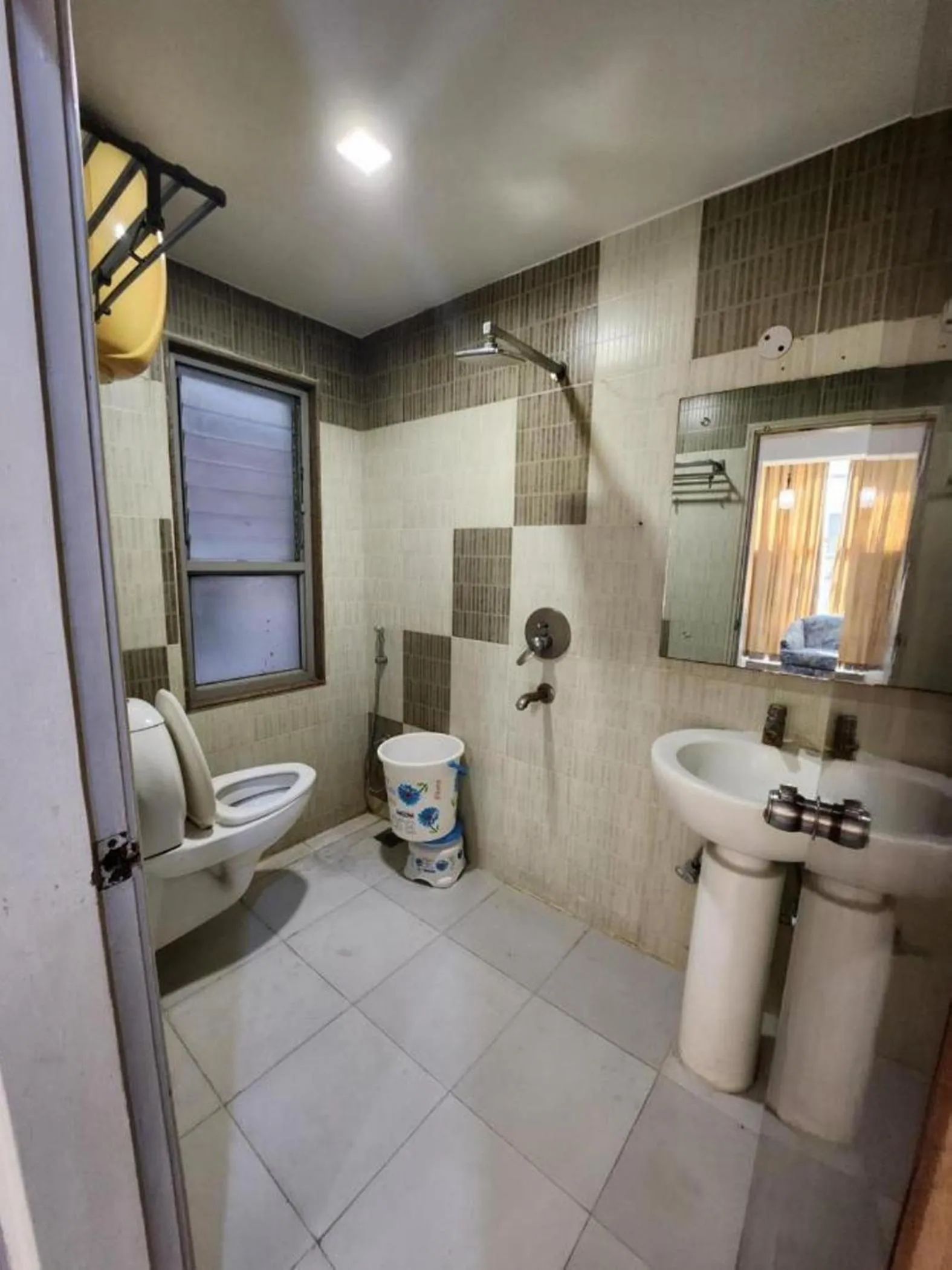 Shower in Hotel Clink New Delhi Airport