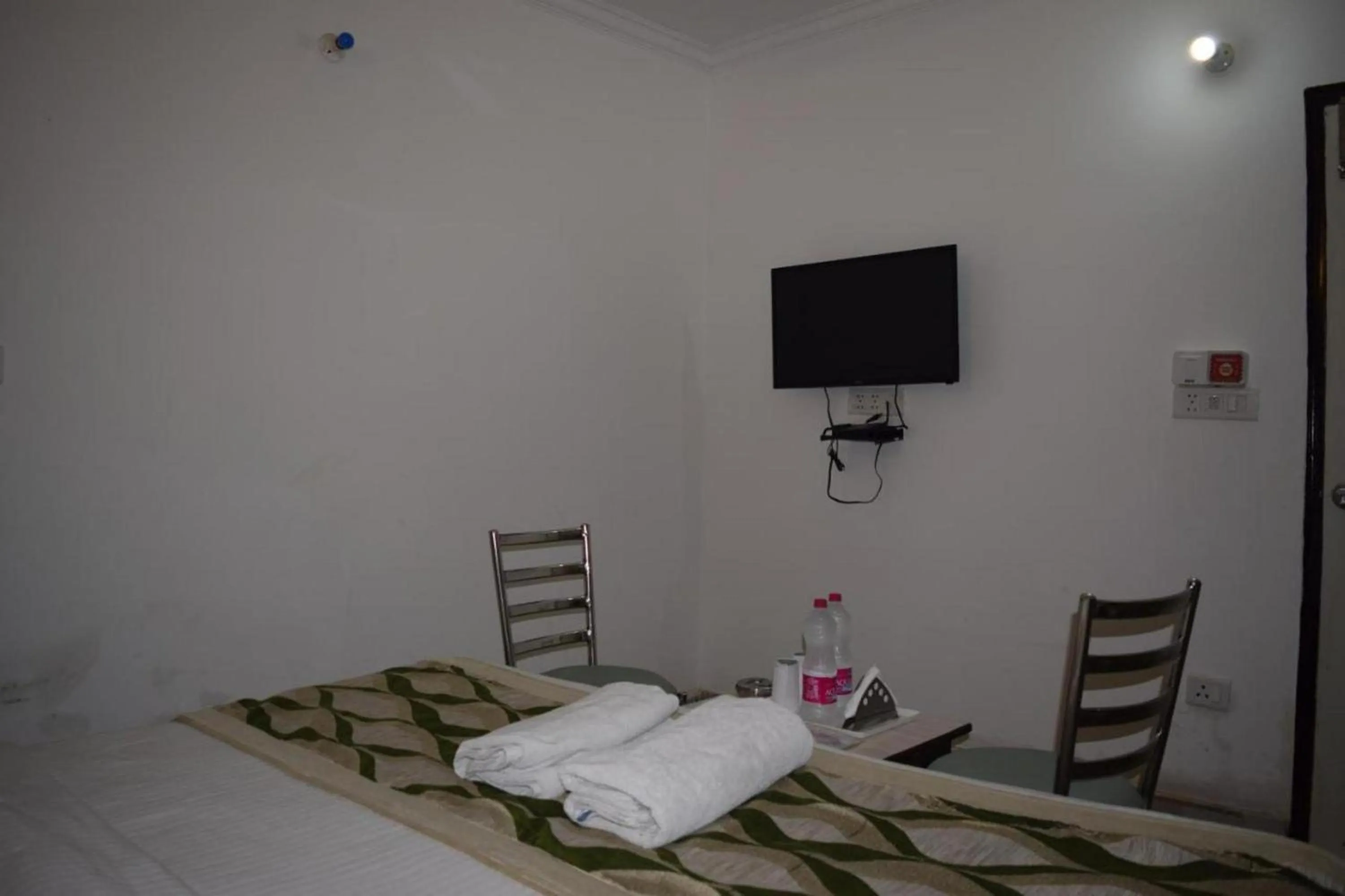 Dining area, Bed in Hotel Clink New Delhi Airport