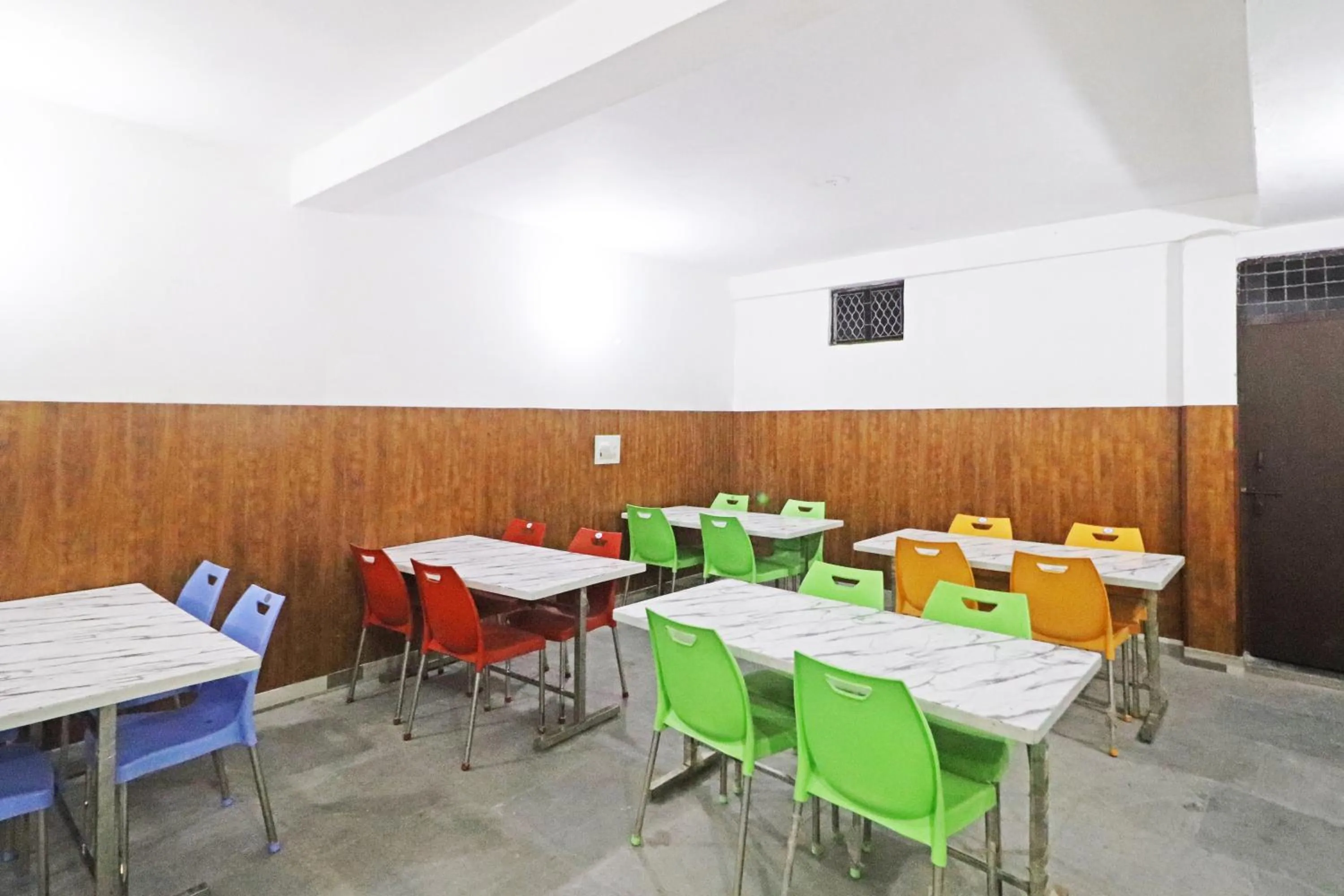 Restaurant/places to eat in Hotel Clink New Delhi Airport