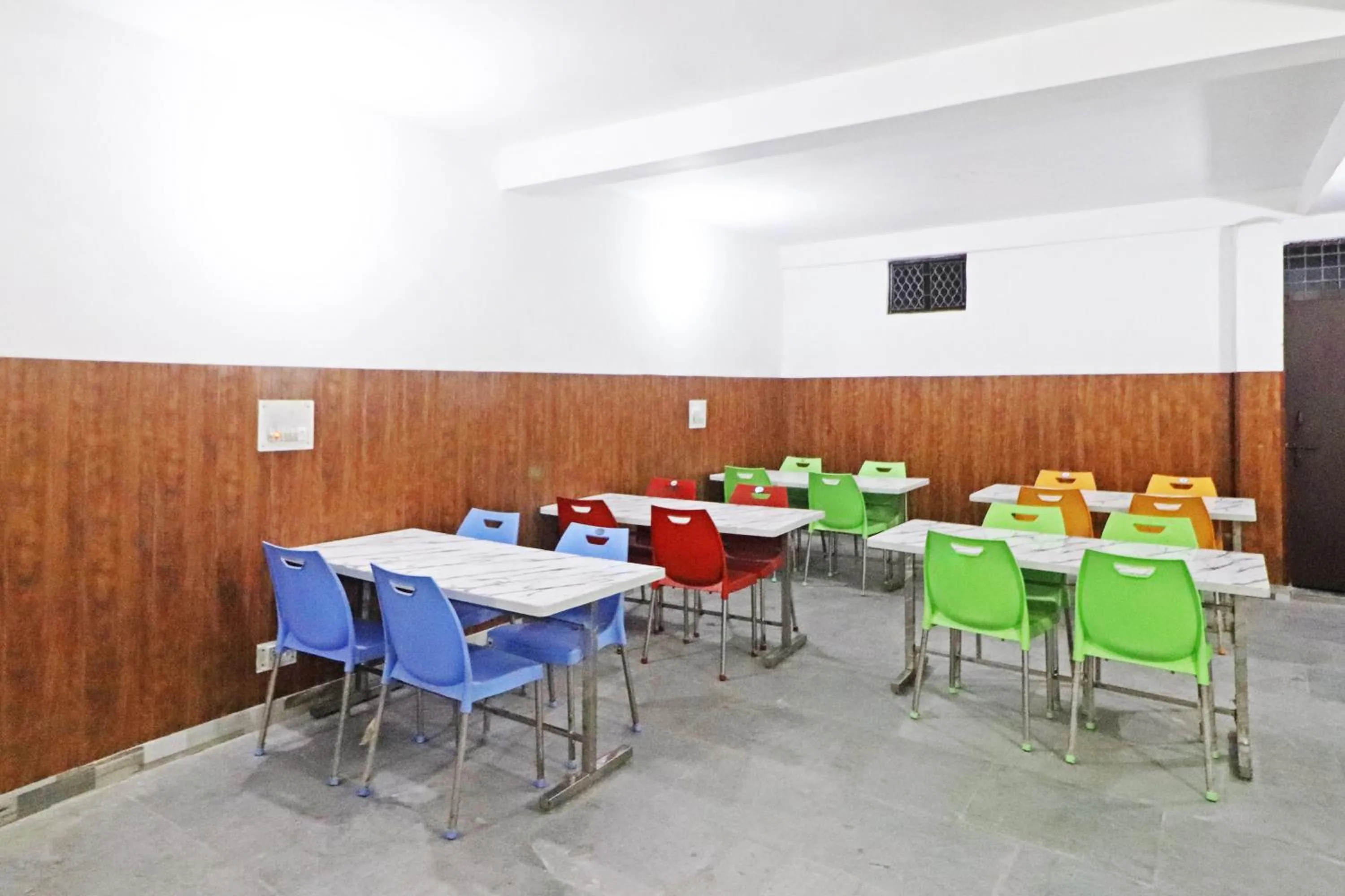 Restaurant/places to eat in Hotel Clink New Delhi Airport