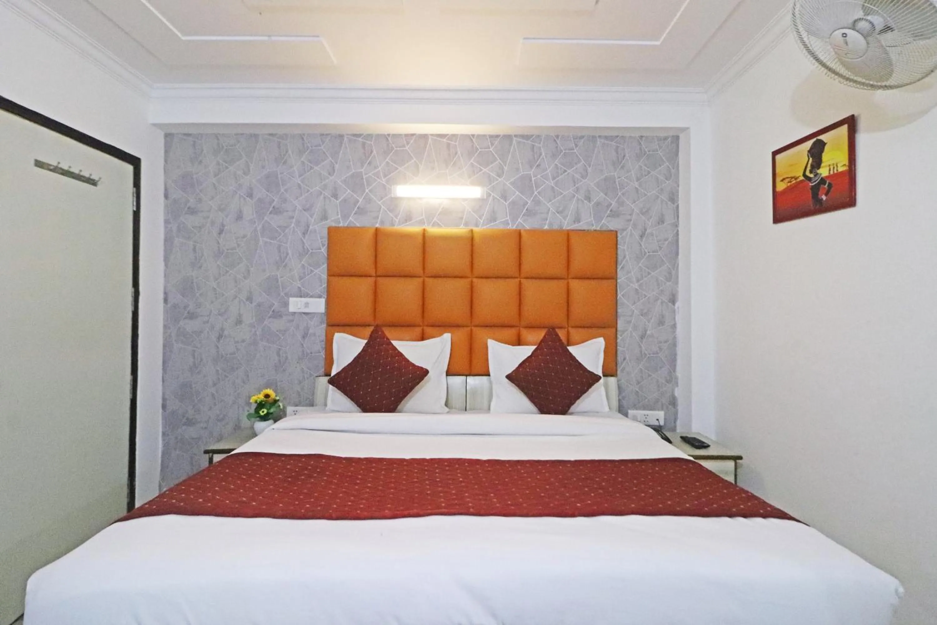 Photo of the whole room, Bed in Hotel Clink New Delhi Airport