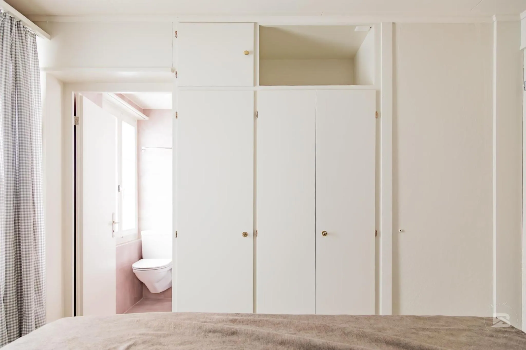 Bathroom, Bed in Hotel Bergidyll - Riders Haven