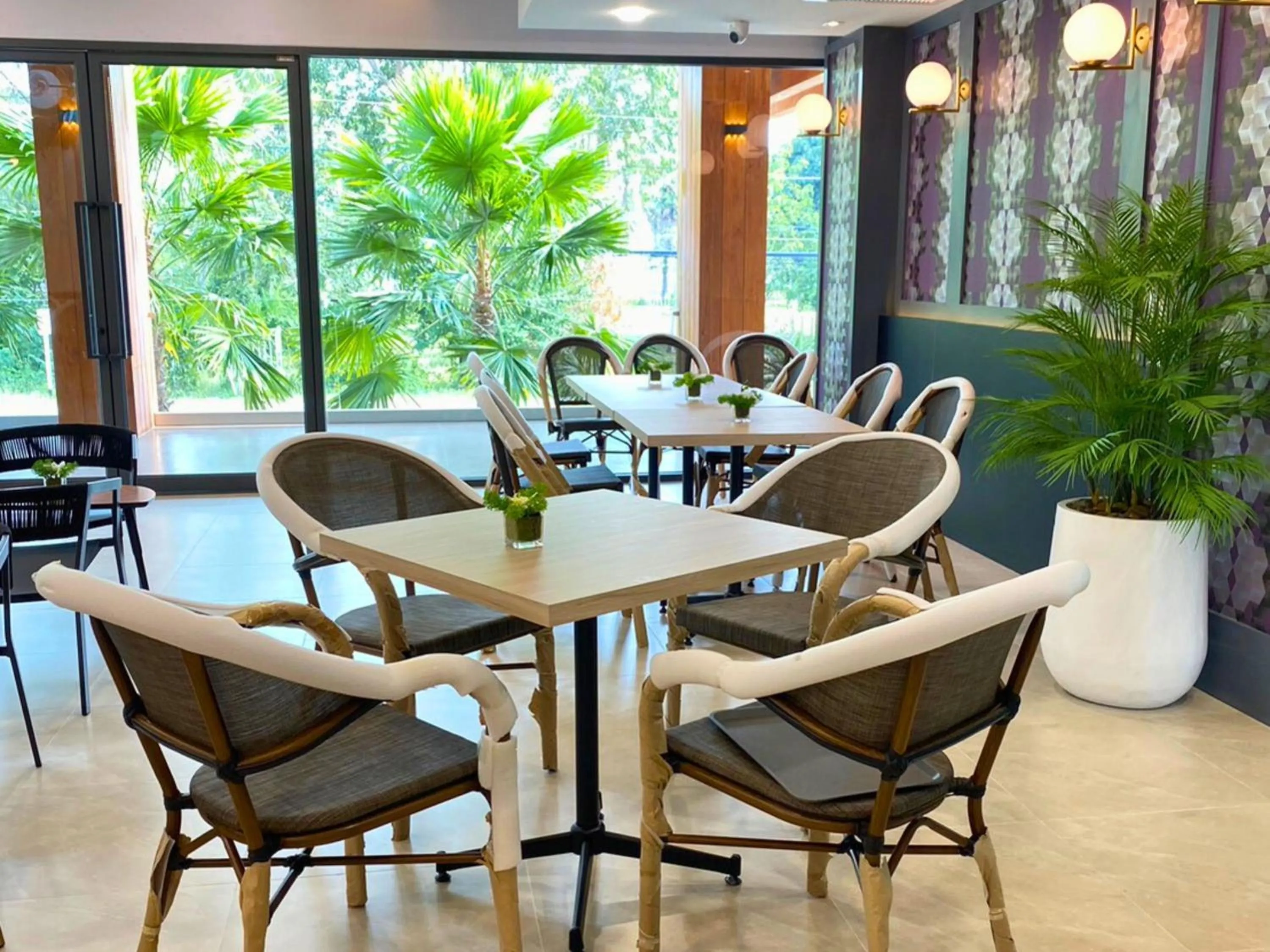 Restaurant/places to eat in Sand Dance Hotel