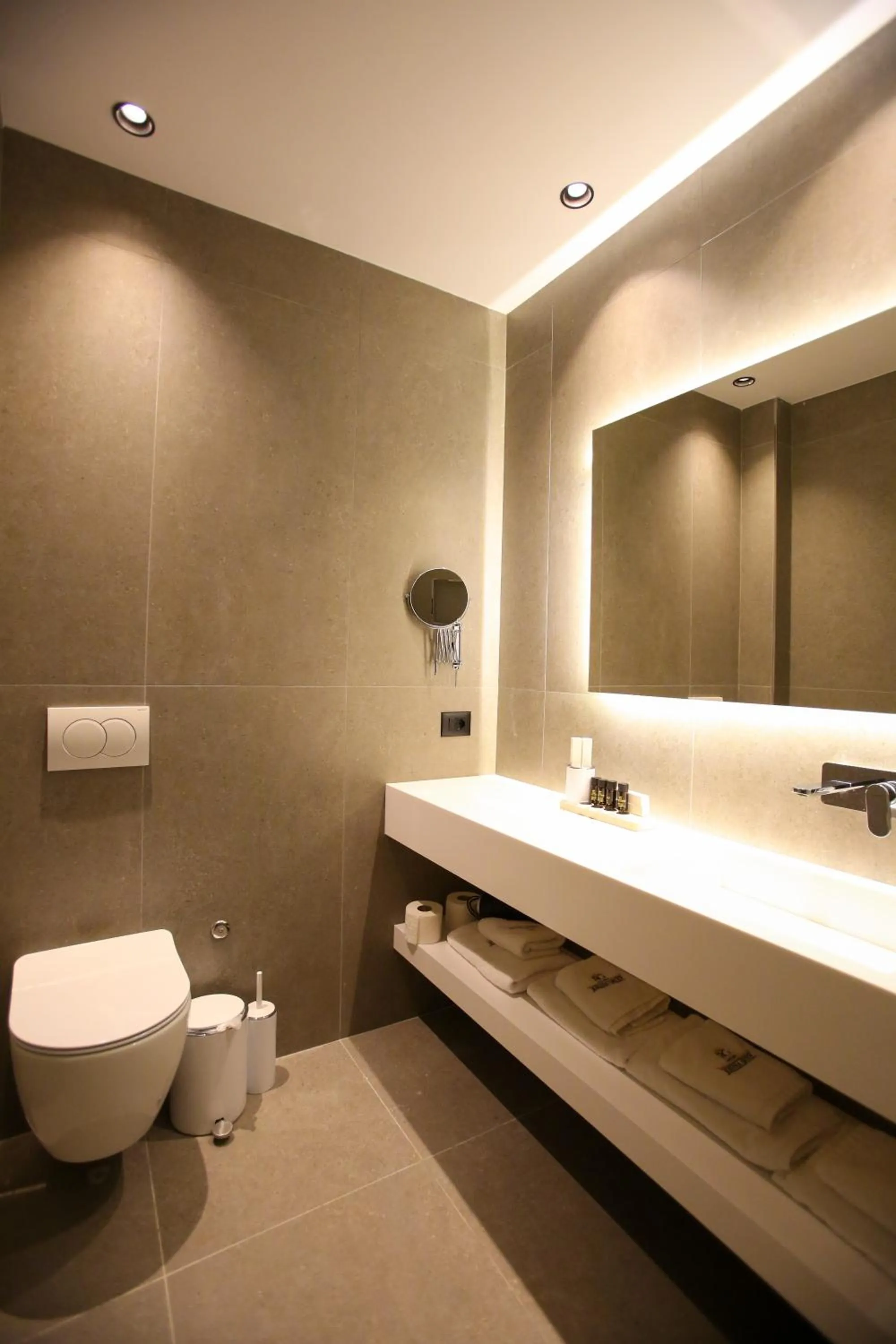 Toilet in Regina Palm Resort