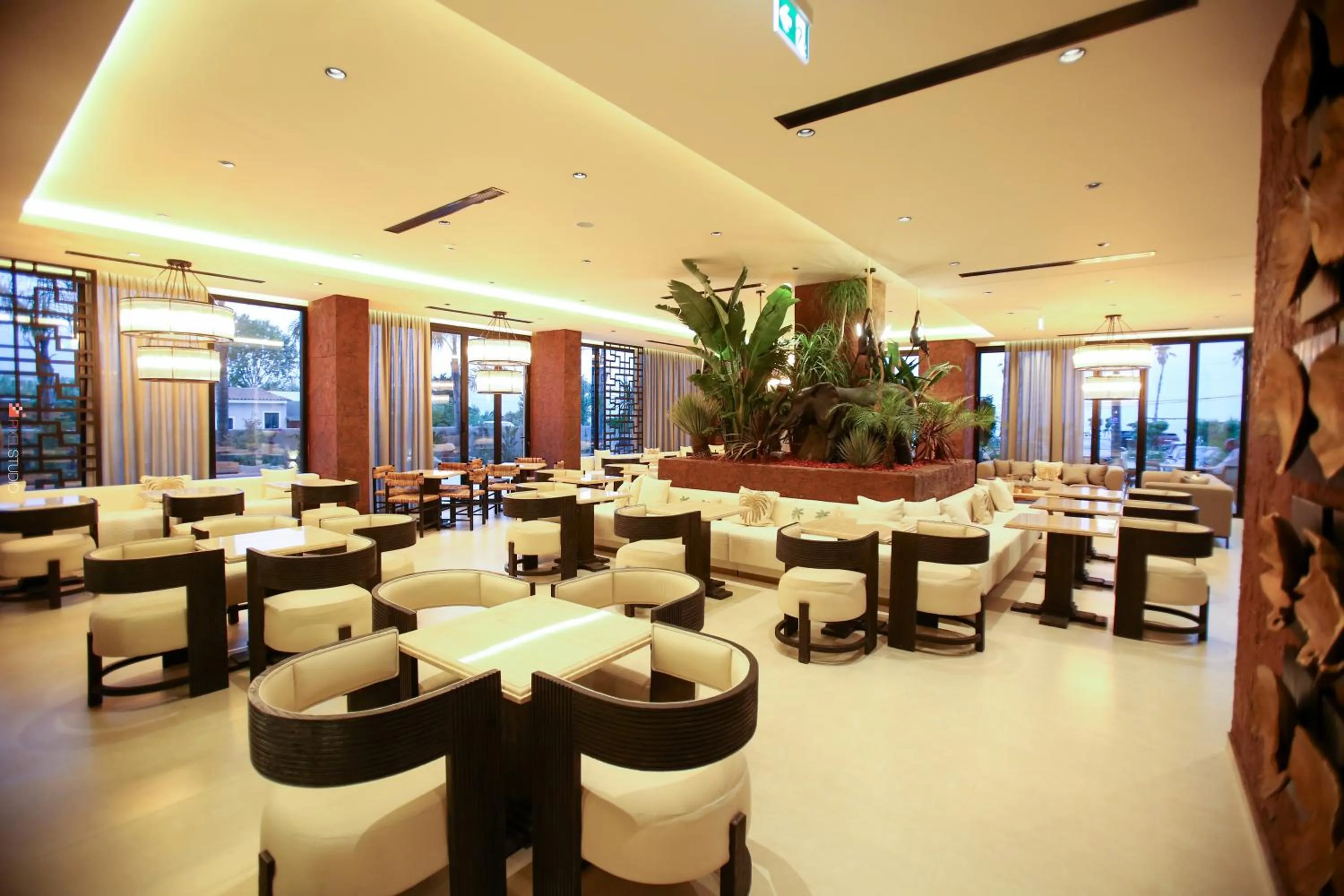 Restaurant/places to eat in Regina Palm Resort