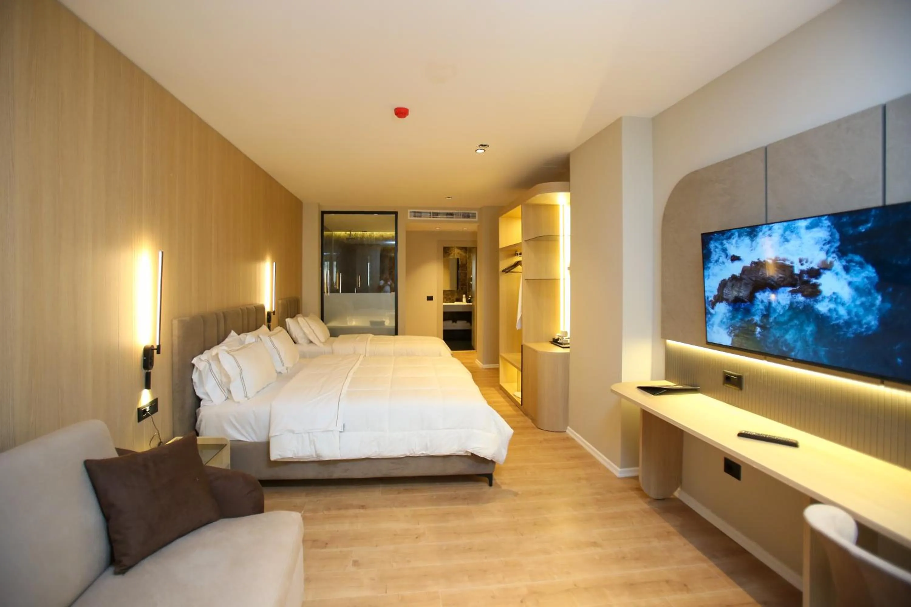 Photo of the whole room, Bed in Regina Palm Resort