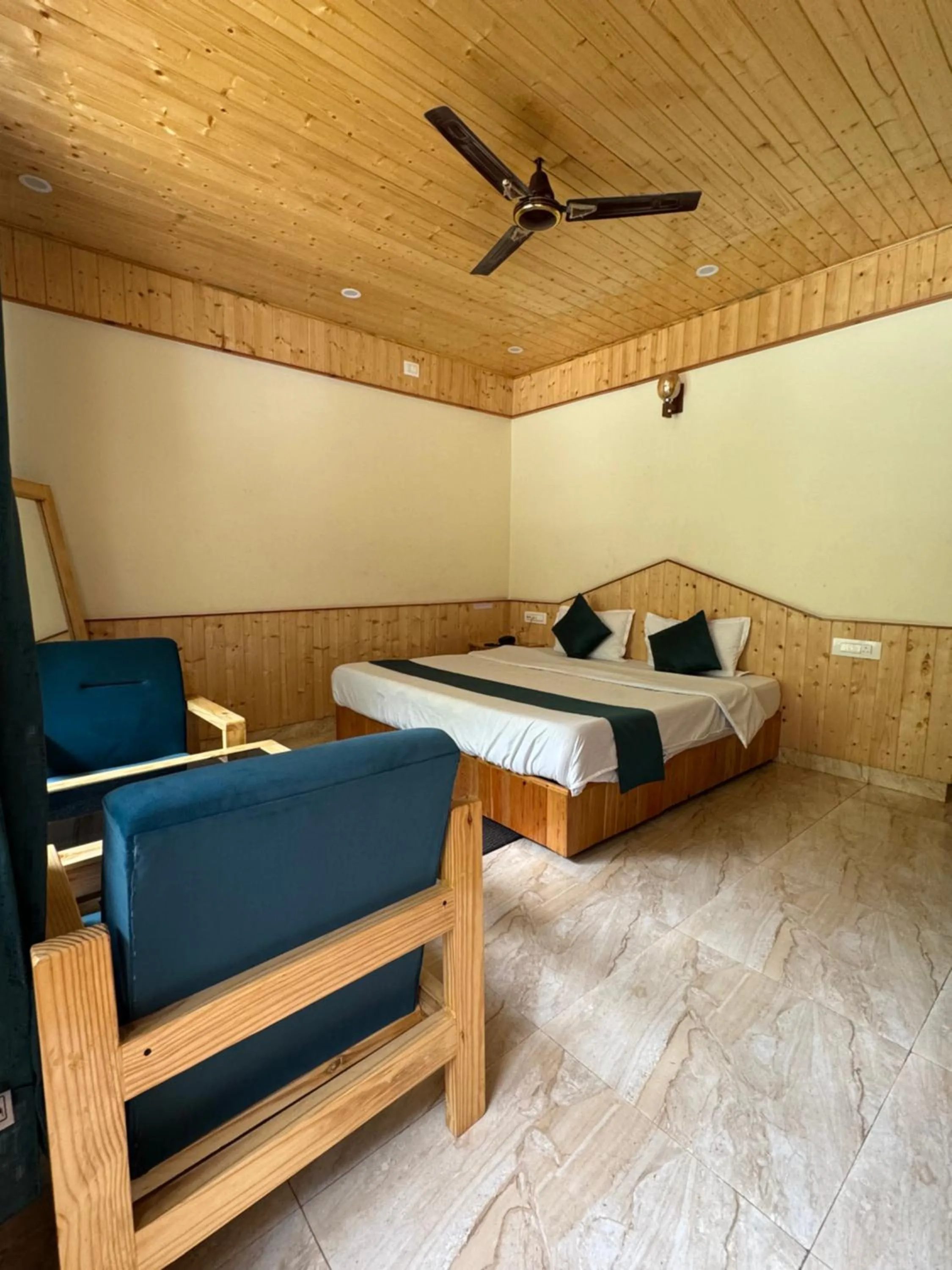 Bedroom, Bed in Hotel Mid Orchard Kasol -River Side