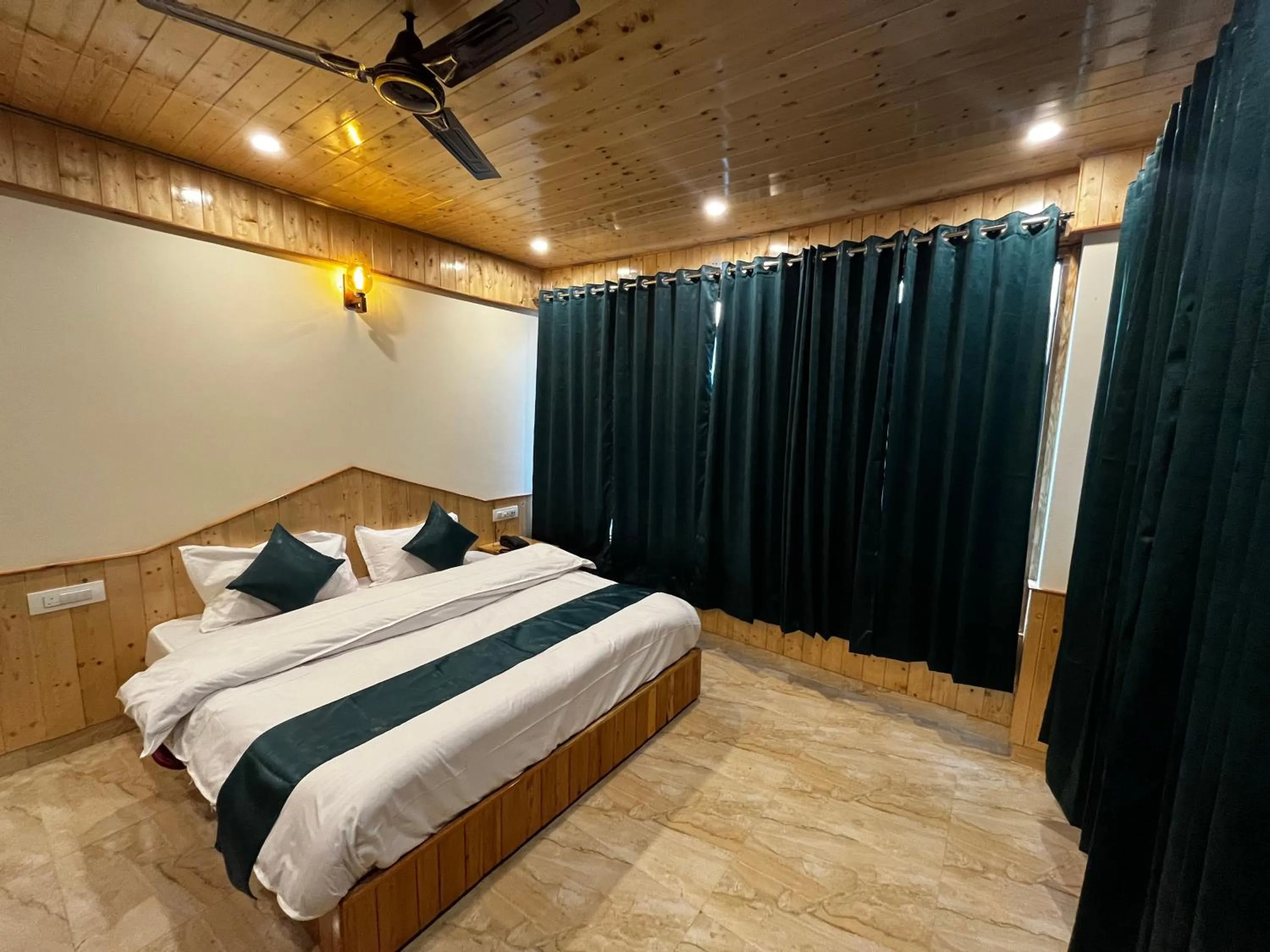 Bedroom, Bed in Hotel Mid Orchard Kasol -River Side