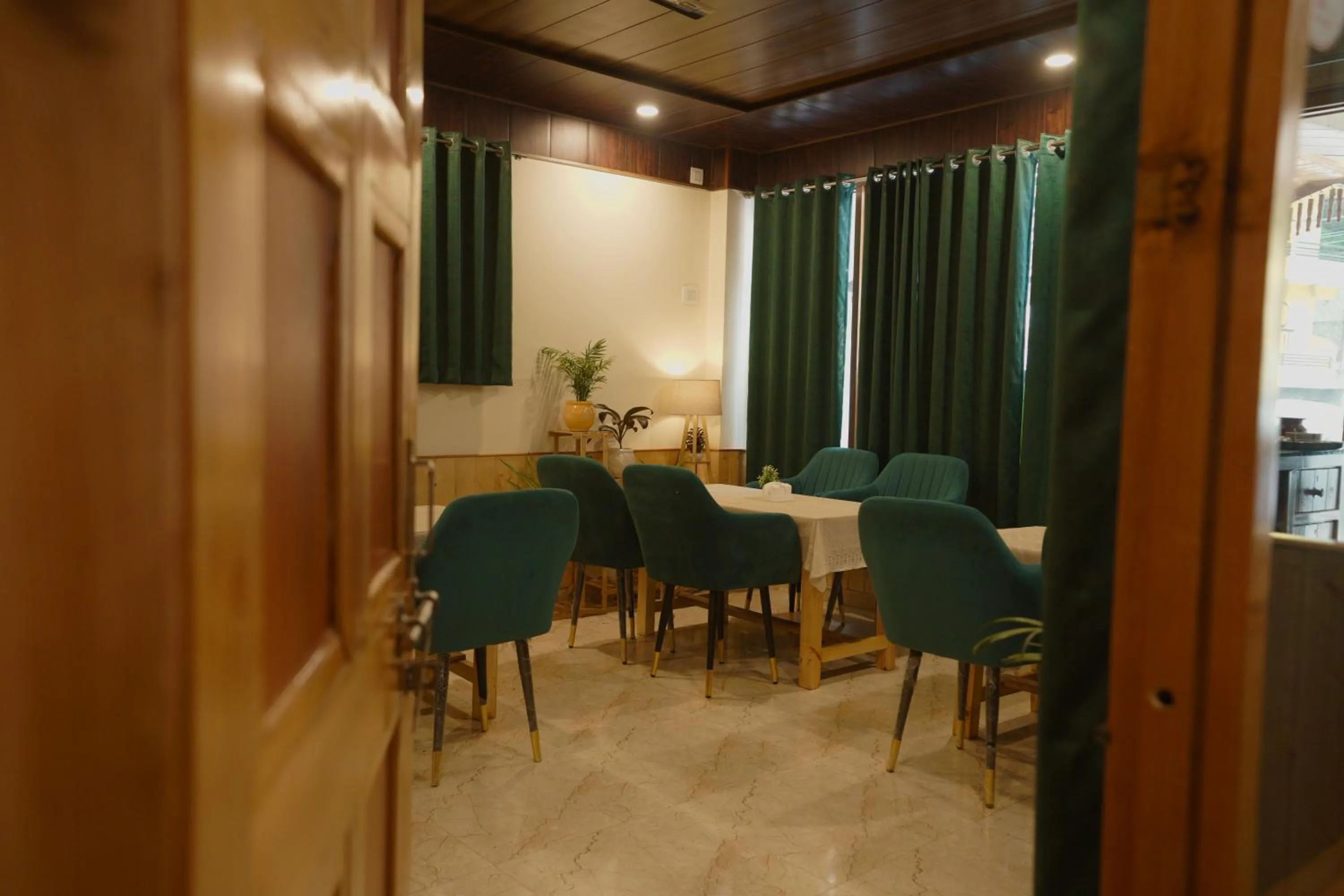 Dining area in Hotel Mid Orchard Kasol -River Side