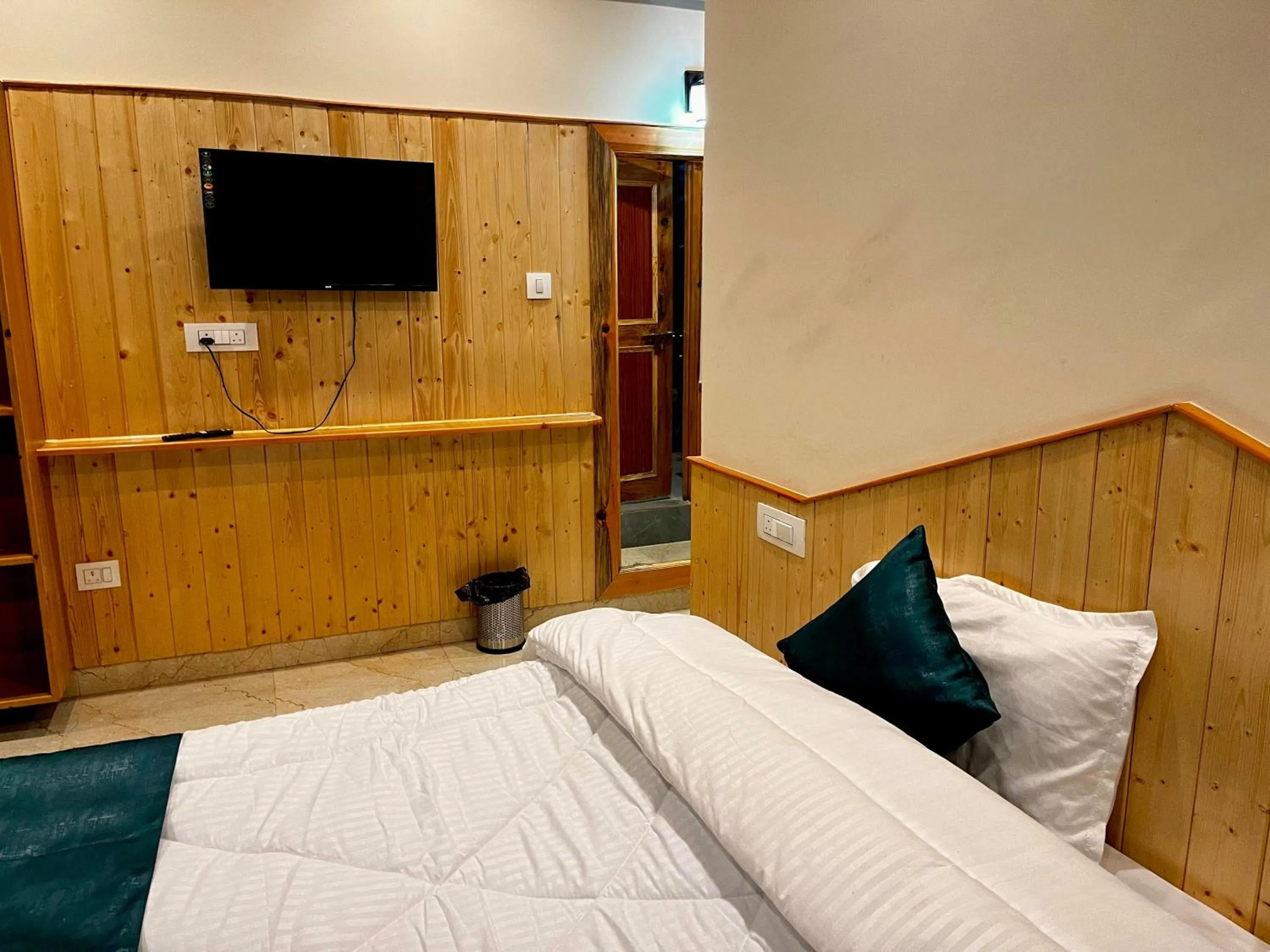 TV and multimedia, Bed in Hotel Mid Orchard Kasol -River Side