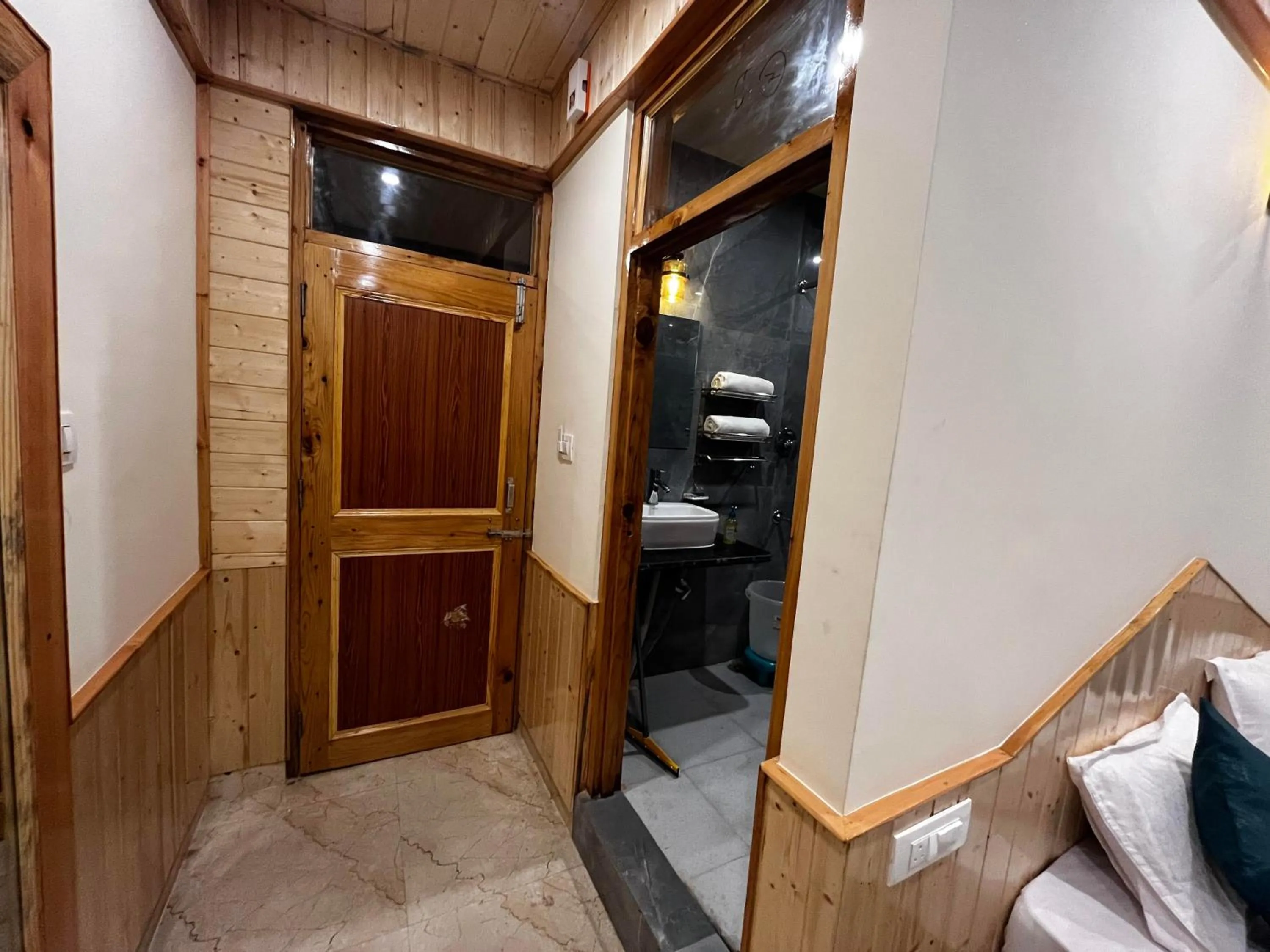 Bathroom in Hotel Mid Orchard Kasol -River Side